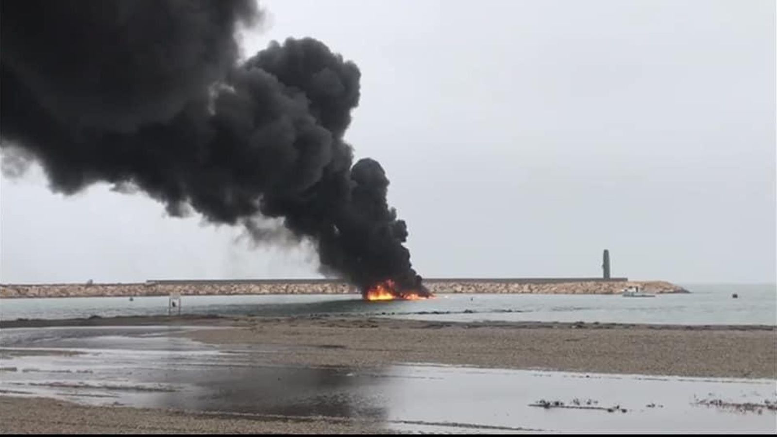 Arde una embarcación en el puerto de Almerimar