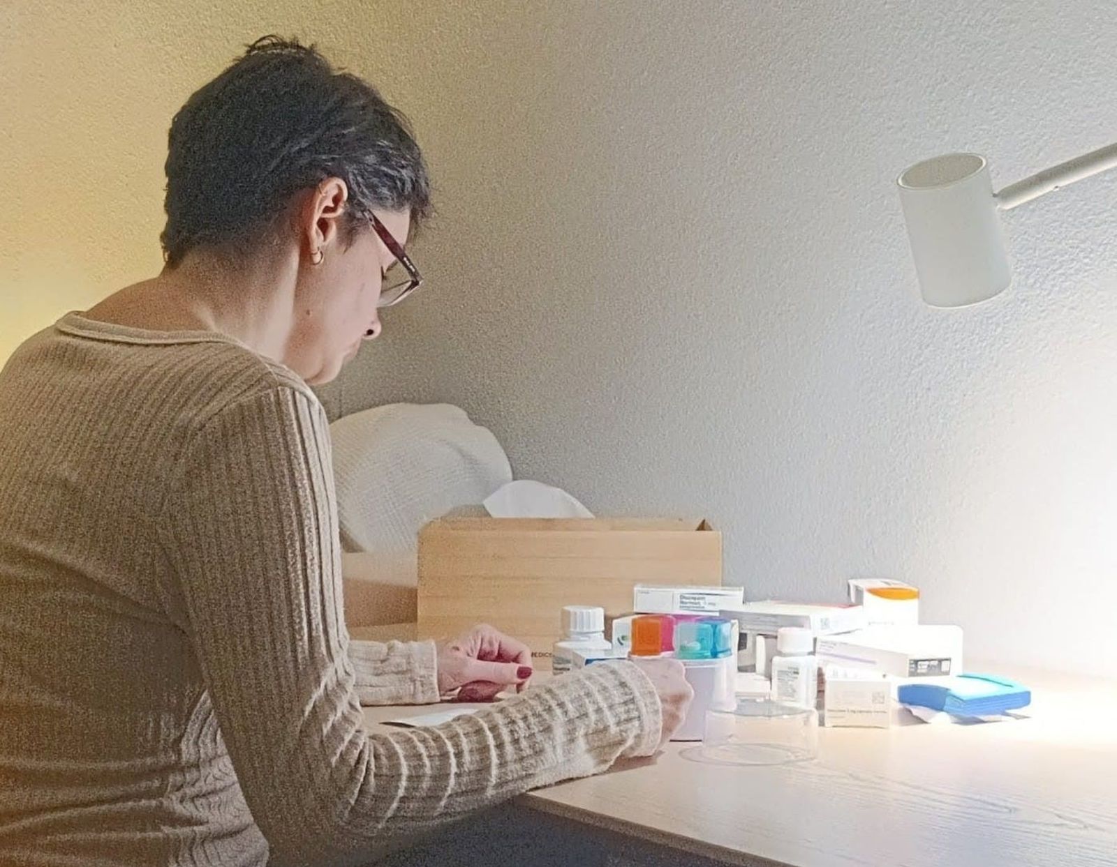 Rocío Moreno prepara un pastillero que carga semanalmente.