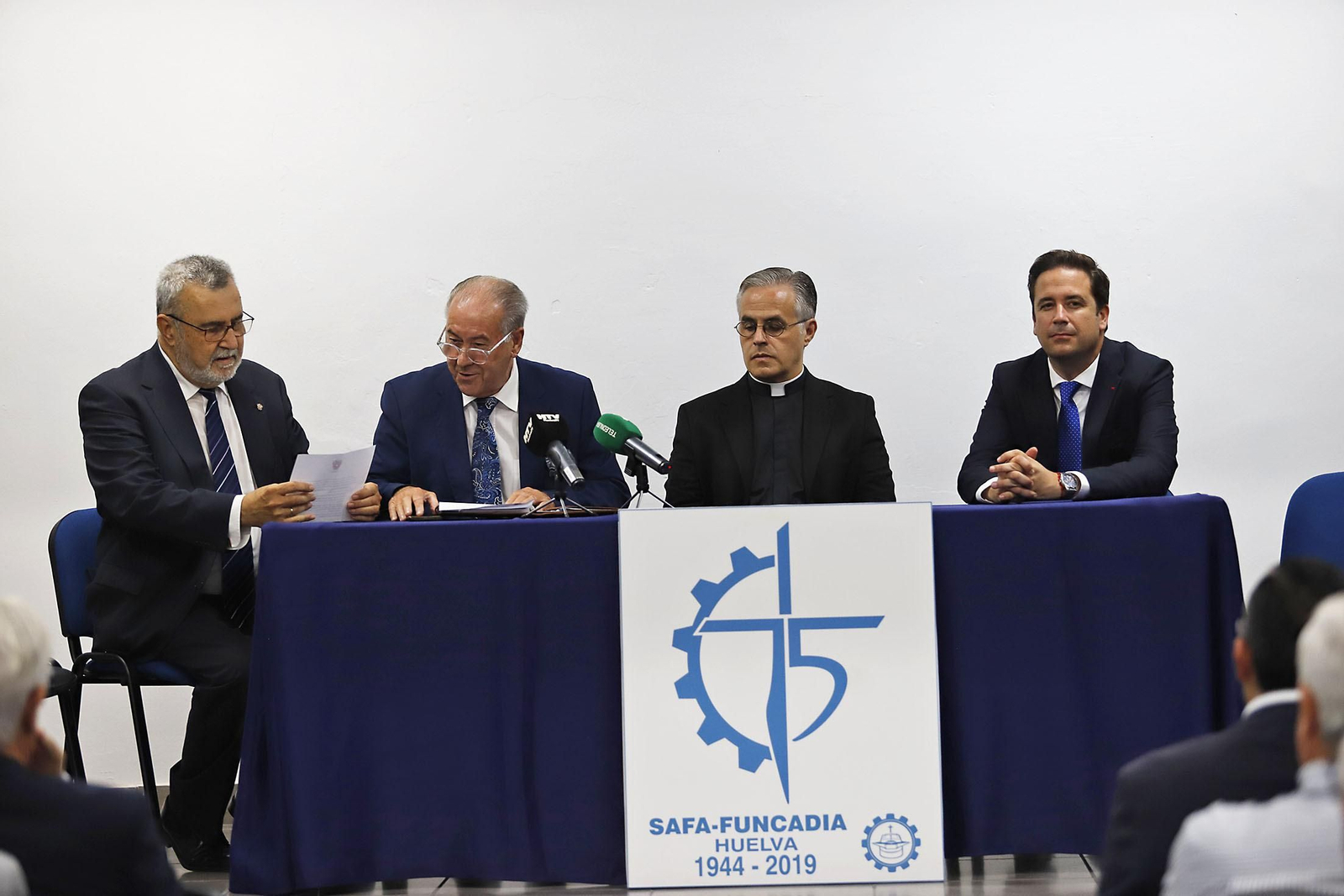 Imágenes del acto de presentación del cartelista, el pregonero y el titular del Vía Crucis de la Semana de Huelva 2024.