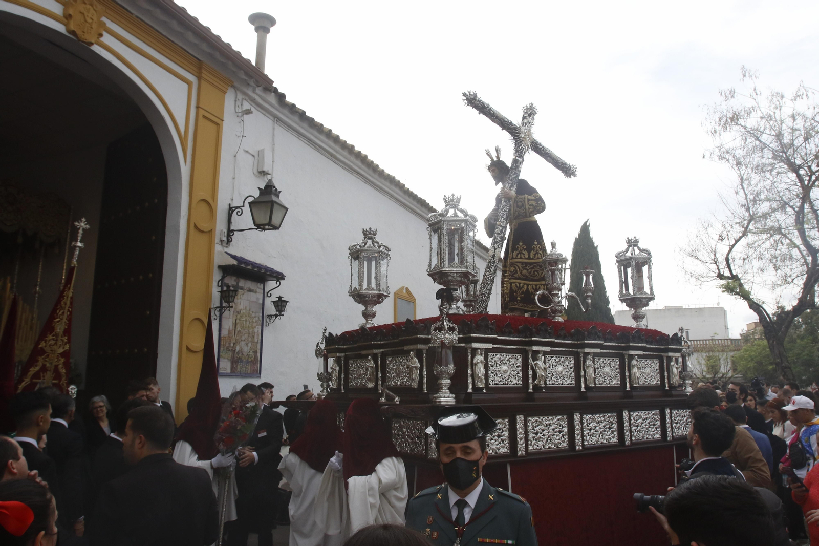 Lunes Santo en Córdoba: La procesión de la Vera-Cruz, en imágenes