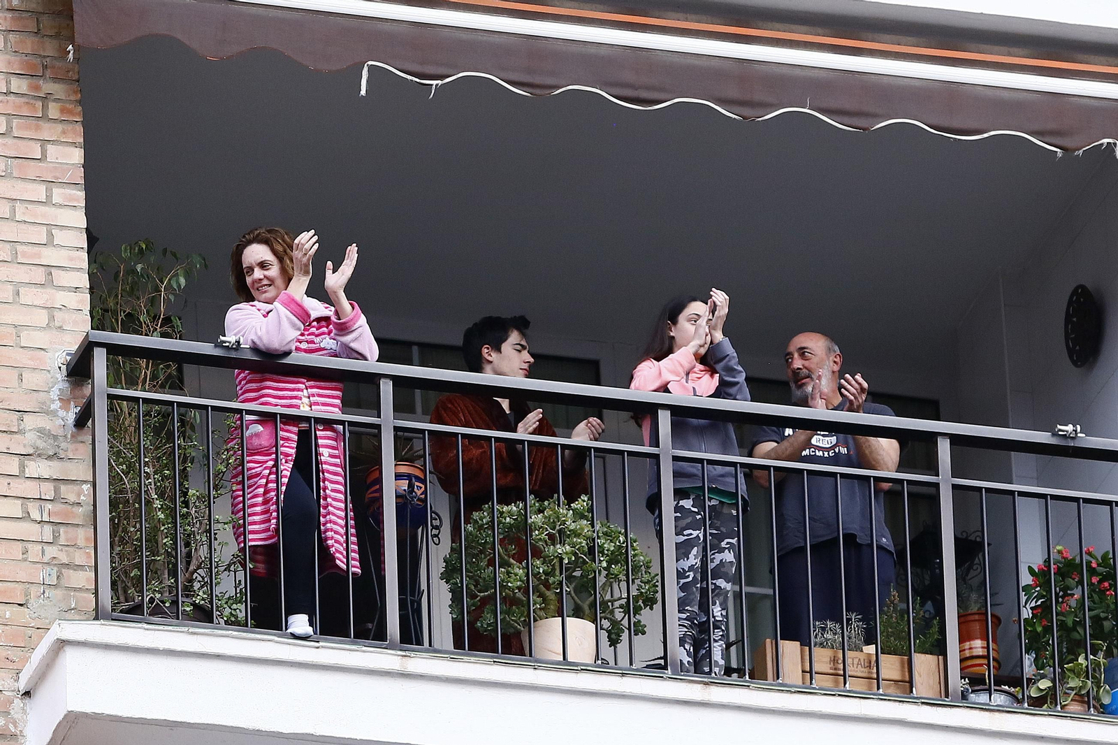 Coronavirus: El primer día de aplausos en Málaga en el que el sol aún no ha caído, en fotos