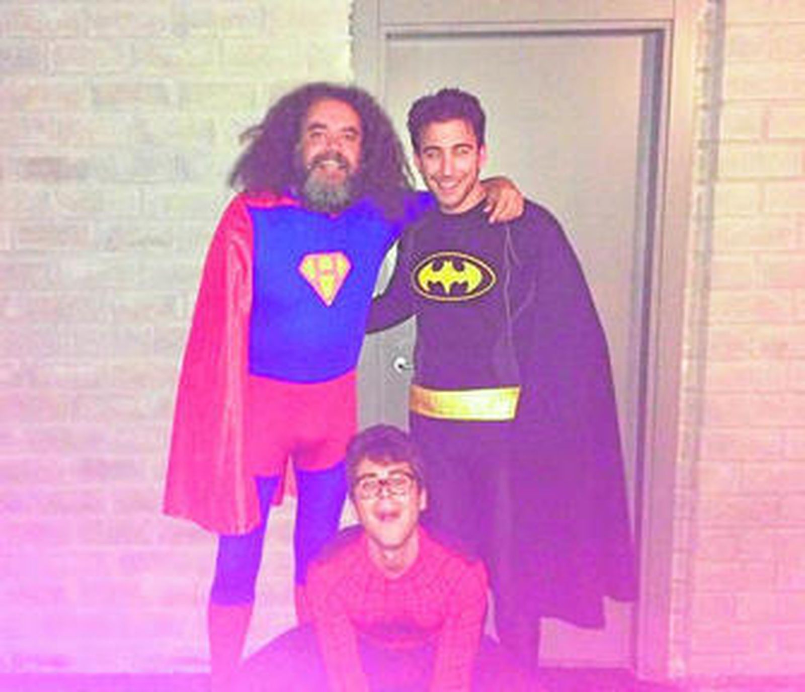 Víctor Alfonso, Simón G. Sarria y Paco Sepúlveda interpretan 'De capa caída'.