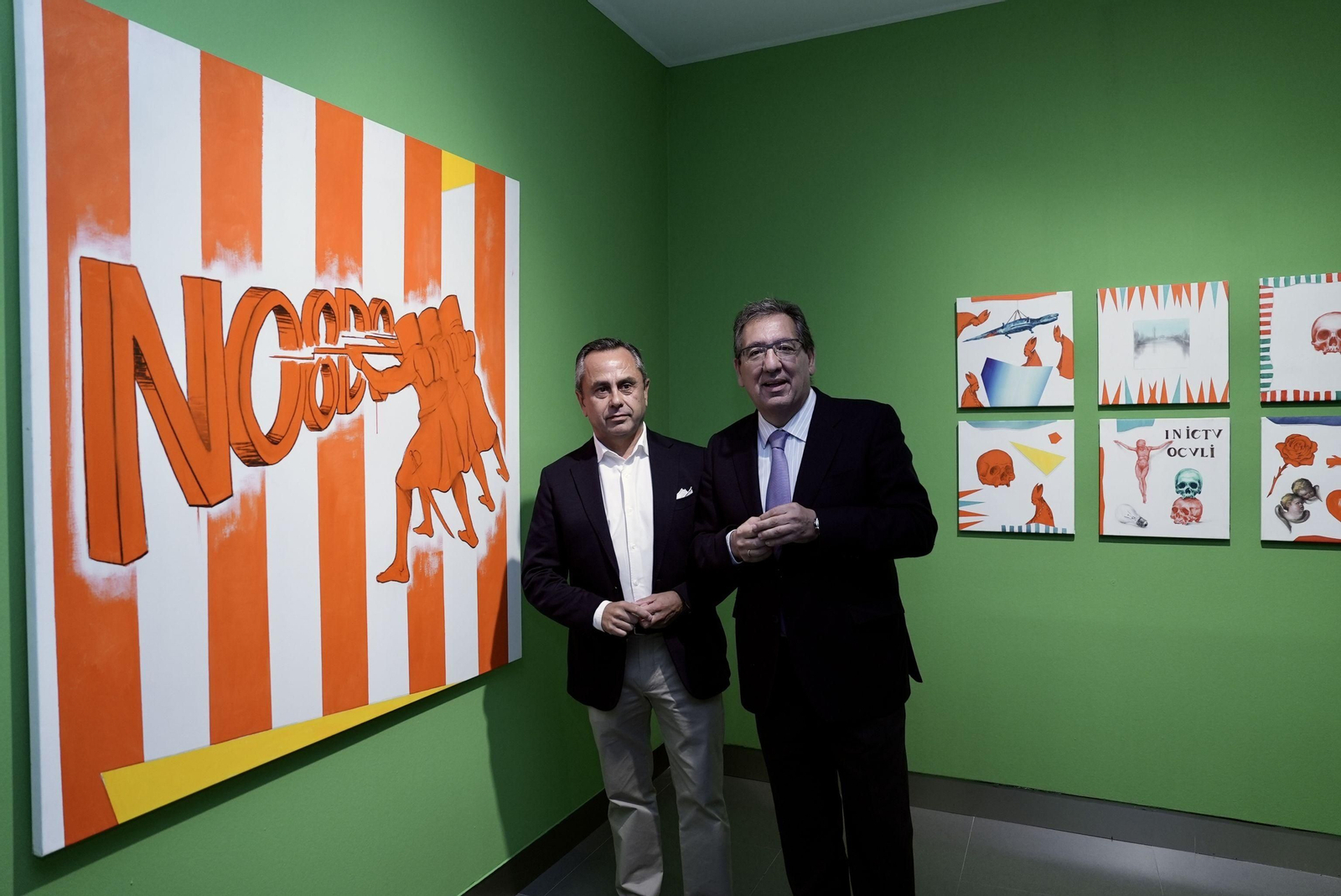 El pintor Ricardo Suárez y el presidente de la Fundación Cajasol, Antonio Pulido, ayer durante la inauguración de la exposición.