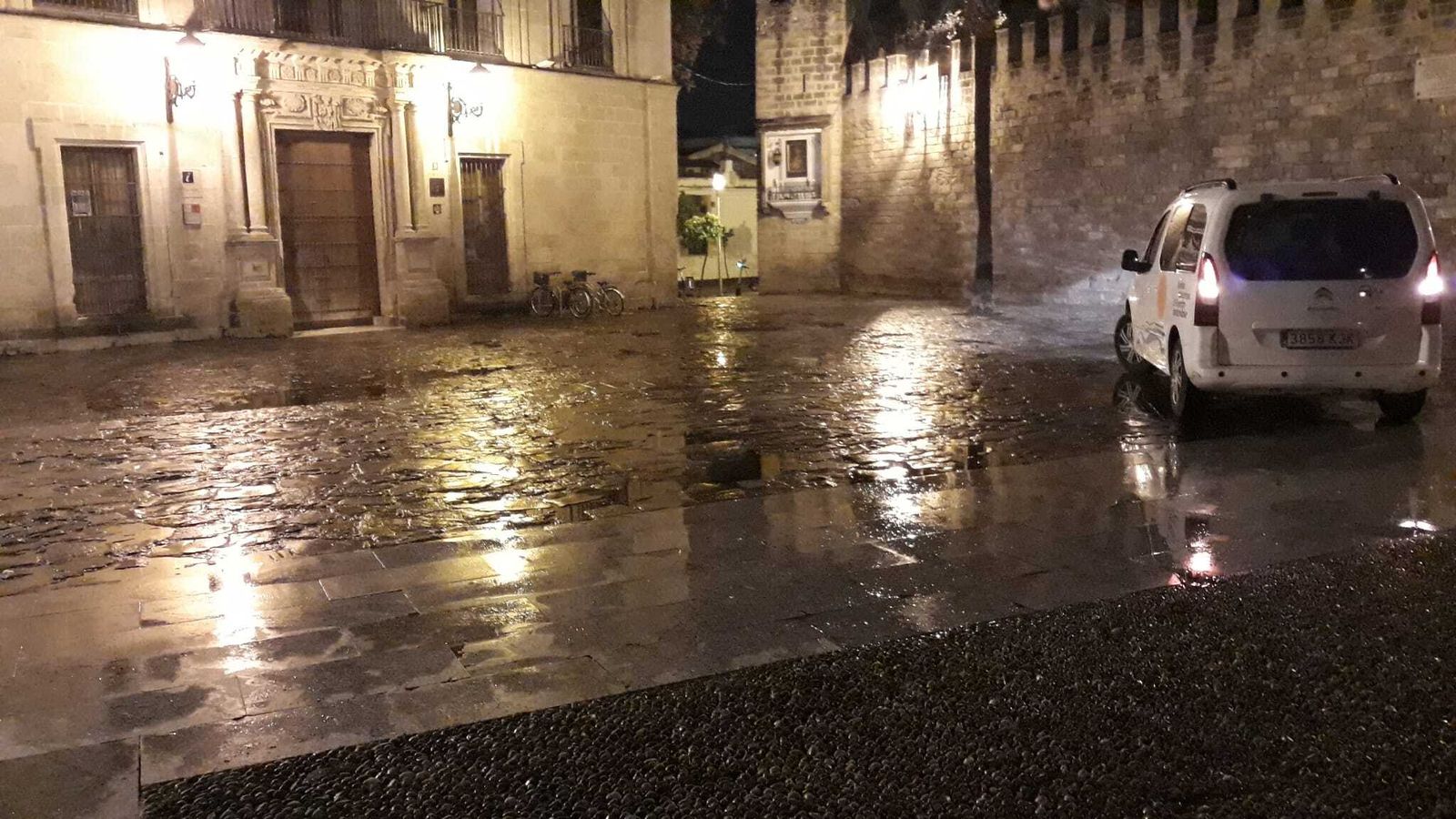 Tras la recogida de la basura se ha puesto en marcha un plan de choque para limpiar las calles.