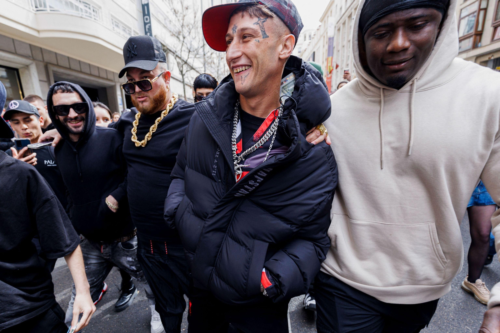 El rapero granadino Yung Beef rodeado de guardaespaldas durante su última promoción.