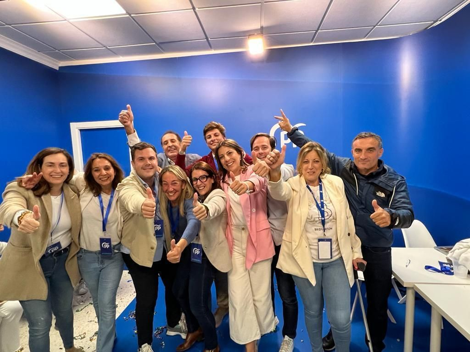 La alcaldesa de Ronda junto a los futuros concejales de su equipo celebrando la victoria.