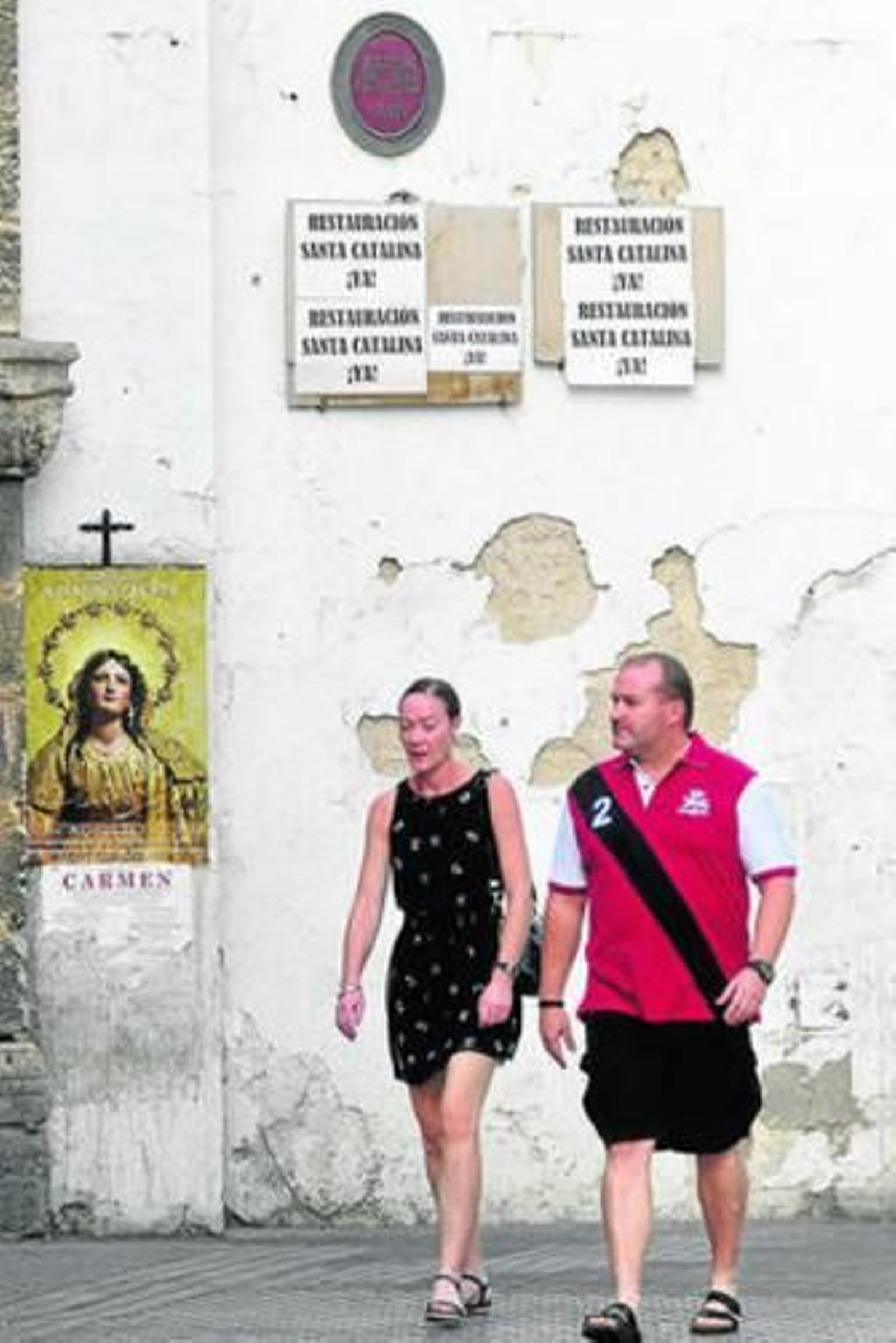 Los carteles reivindicativos cuelgan en la fachada del templo.