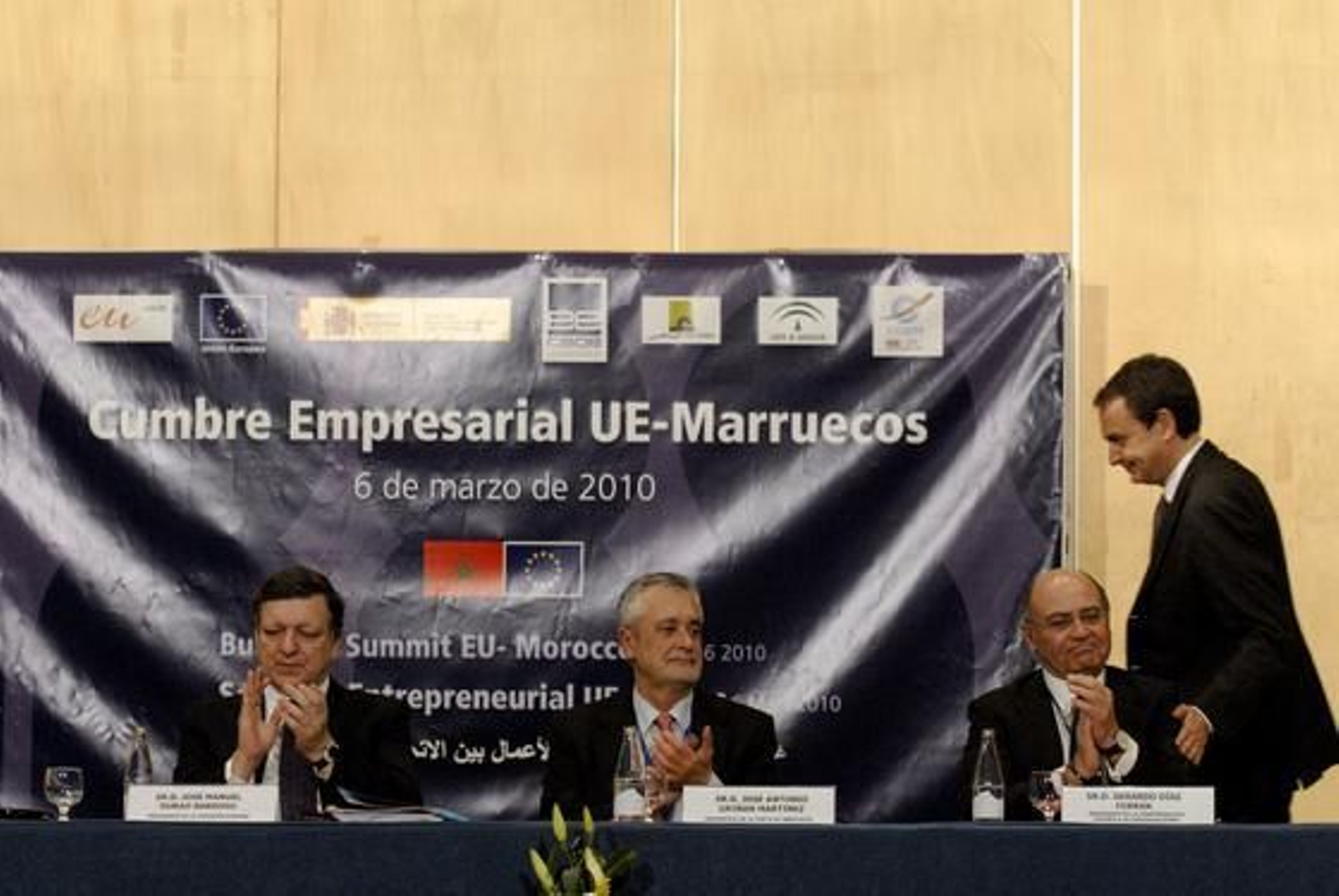 Zapatero, antes de comparecer en el Palacio de Congresos

Foto: Jesús Ochando