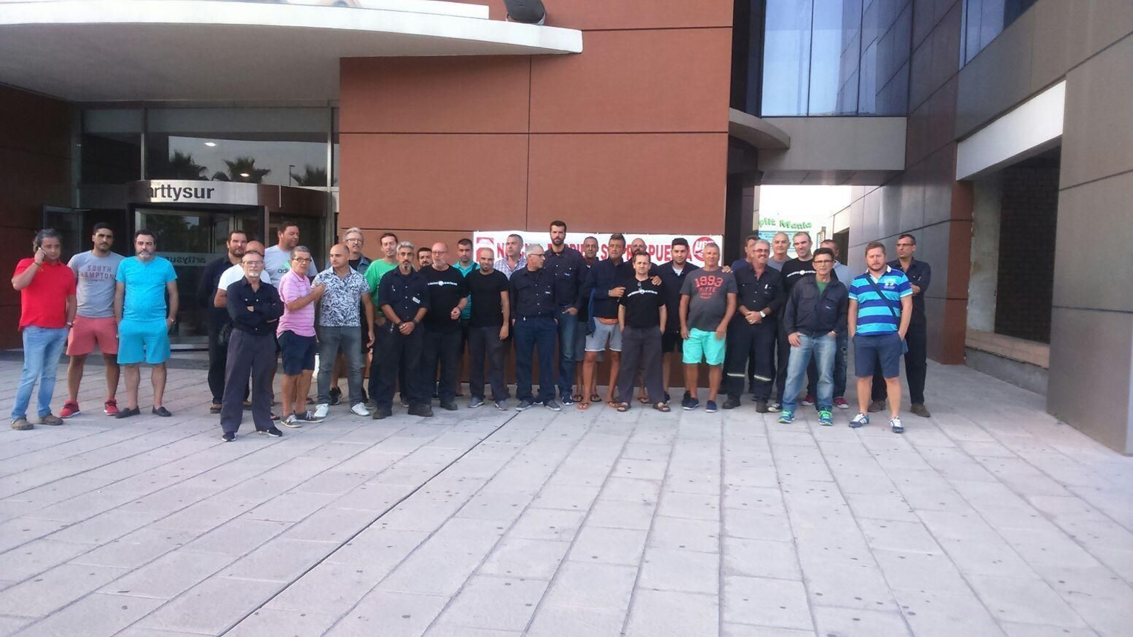 Un grupo de perjudicados por la medida de Masa a las puertas de las oficinas de la empresa, ayer.