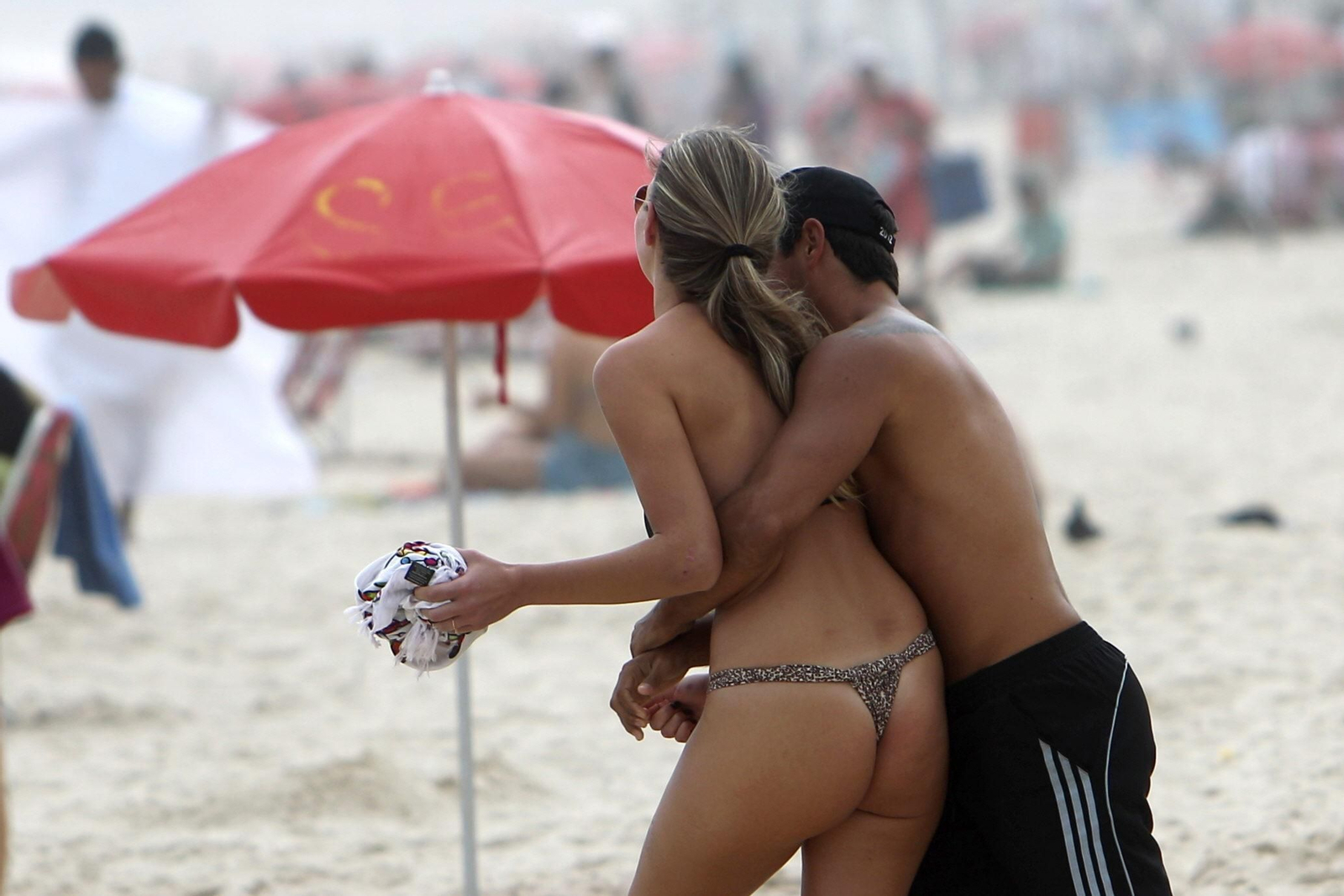 Una pareja disfruta de los placeres de la playa, el buen tiempo y el ocio