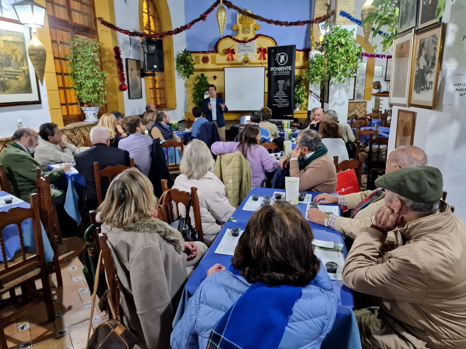 La charla se completó con una cata de aceite de la denominación de origen de Granada.