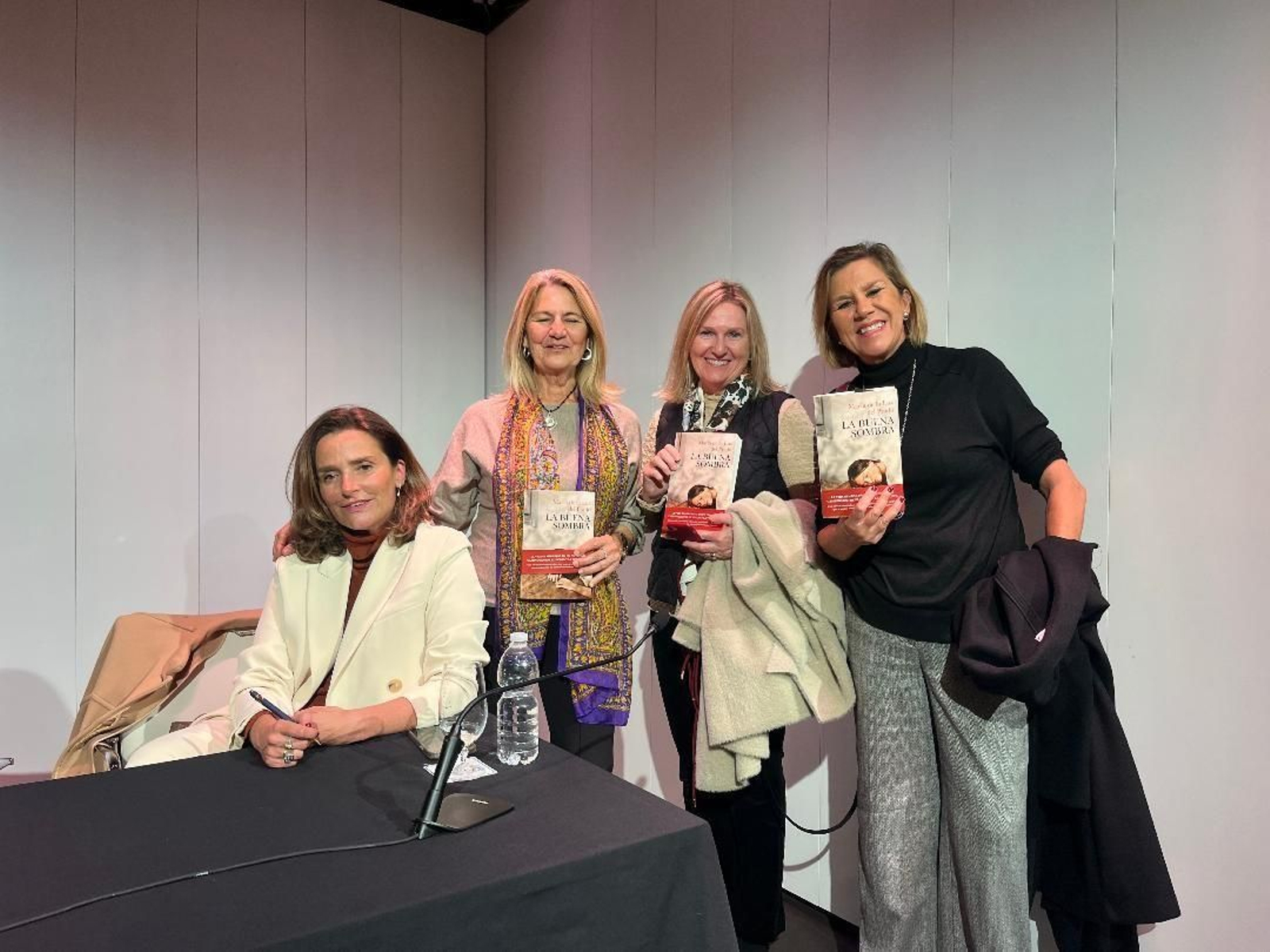 La escritora María de la Luz del Prado, Amparo Bernal, Macarena Grosso y Mila Fernández de la Puente, en la Fundación Cajasol.
