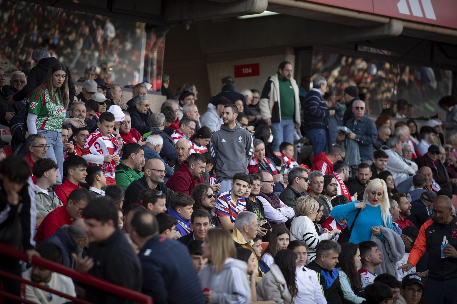Encuéntrate en el recibimiento al Granada y la grada de Los Cármenes