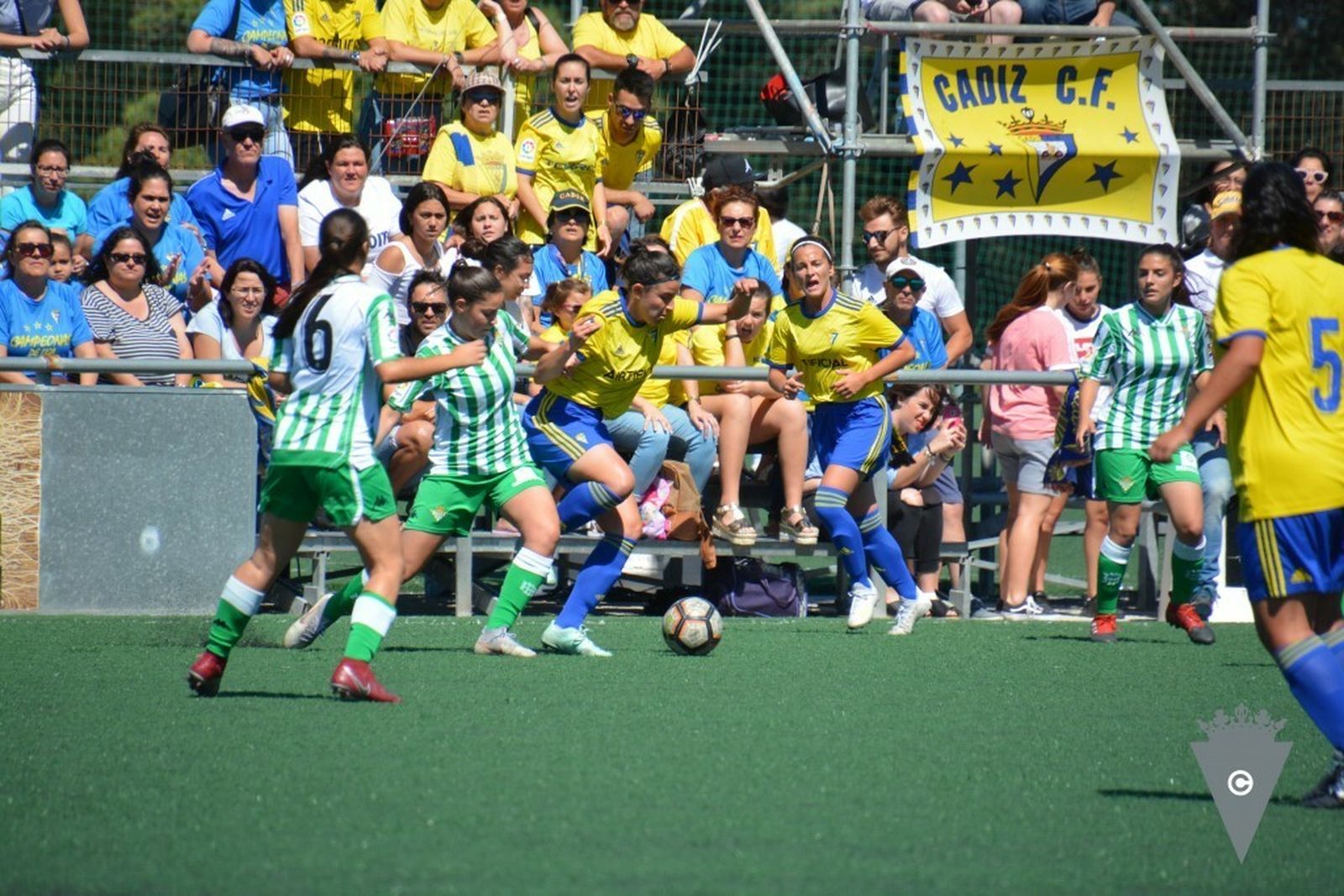 Una jugadora cadista intenta burlar la vigilancia de una bética.