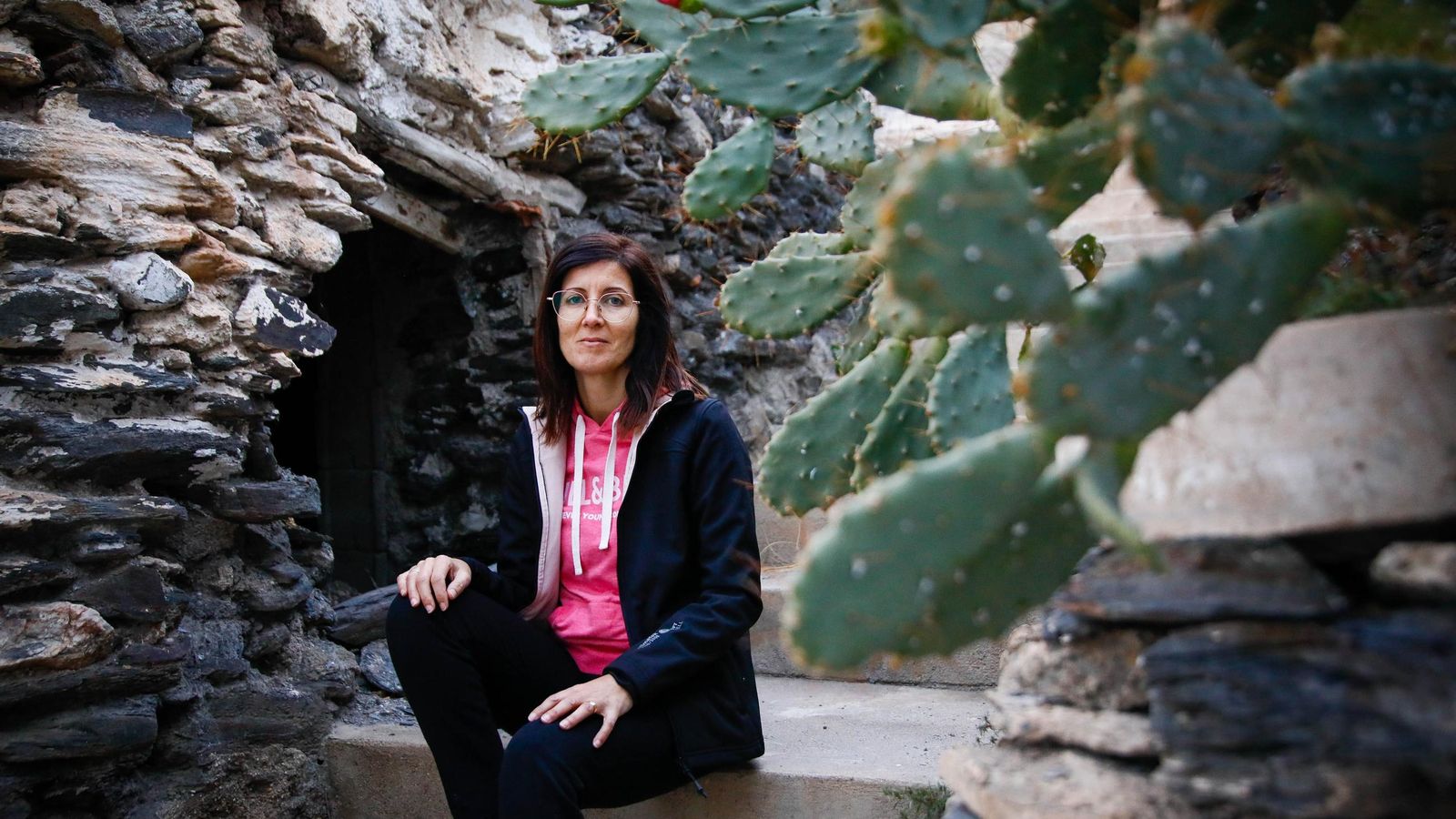 Lina, vecina de Gérgal, tras las chumberas que se extienden por gran parte de la geogrrafía almeriense.