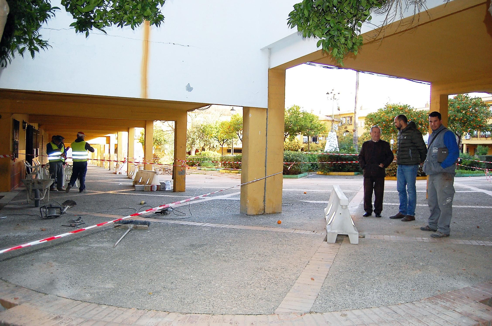 Alconchel visita la obra en la plaza Don Cristóbal Infante.