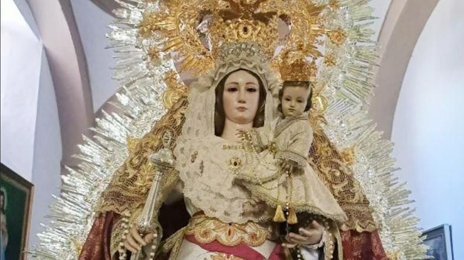 La que actualmente procesiona en Arjonilla es la última de las tres imágenes de la Virgen de las Batallas.