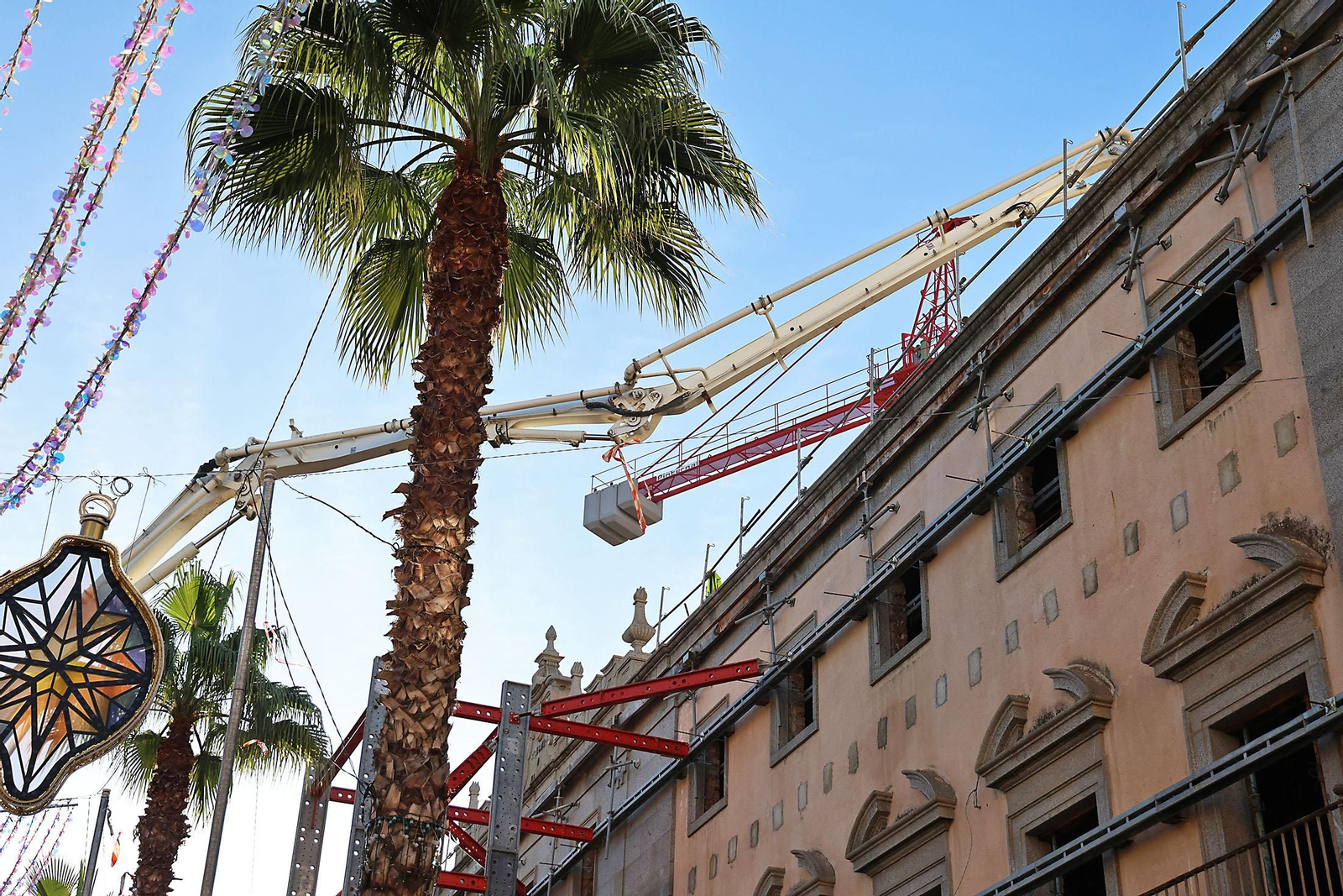Imágenes de los trabajos para hormigonar y retirar estructuras metálicas del antiguo edificio de Hacienda