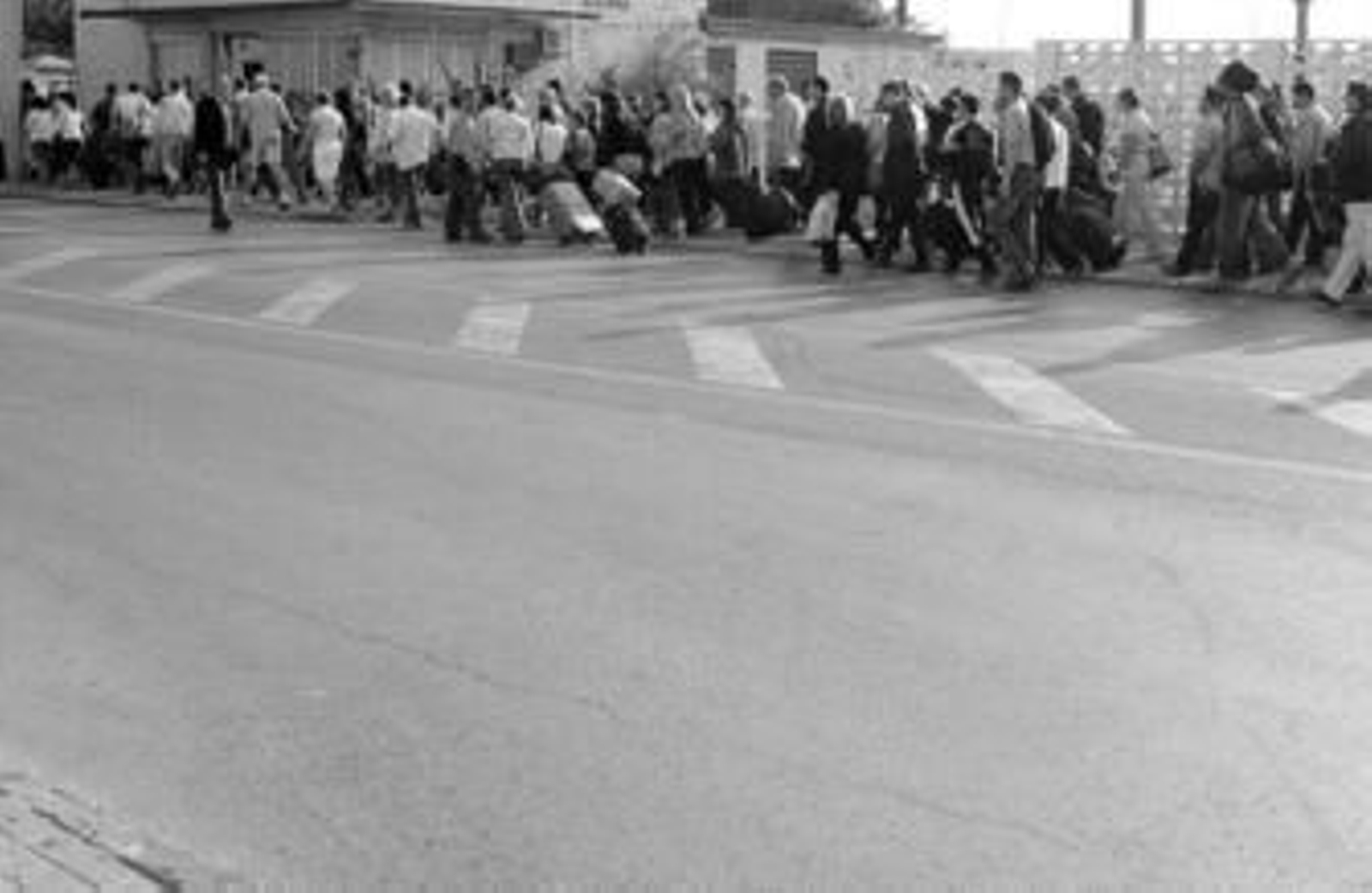 Numerosos trabajadores y turistas forman cola para entrar a Gibraltar.