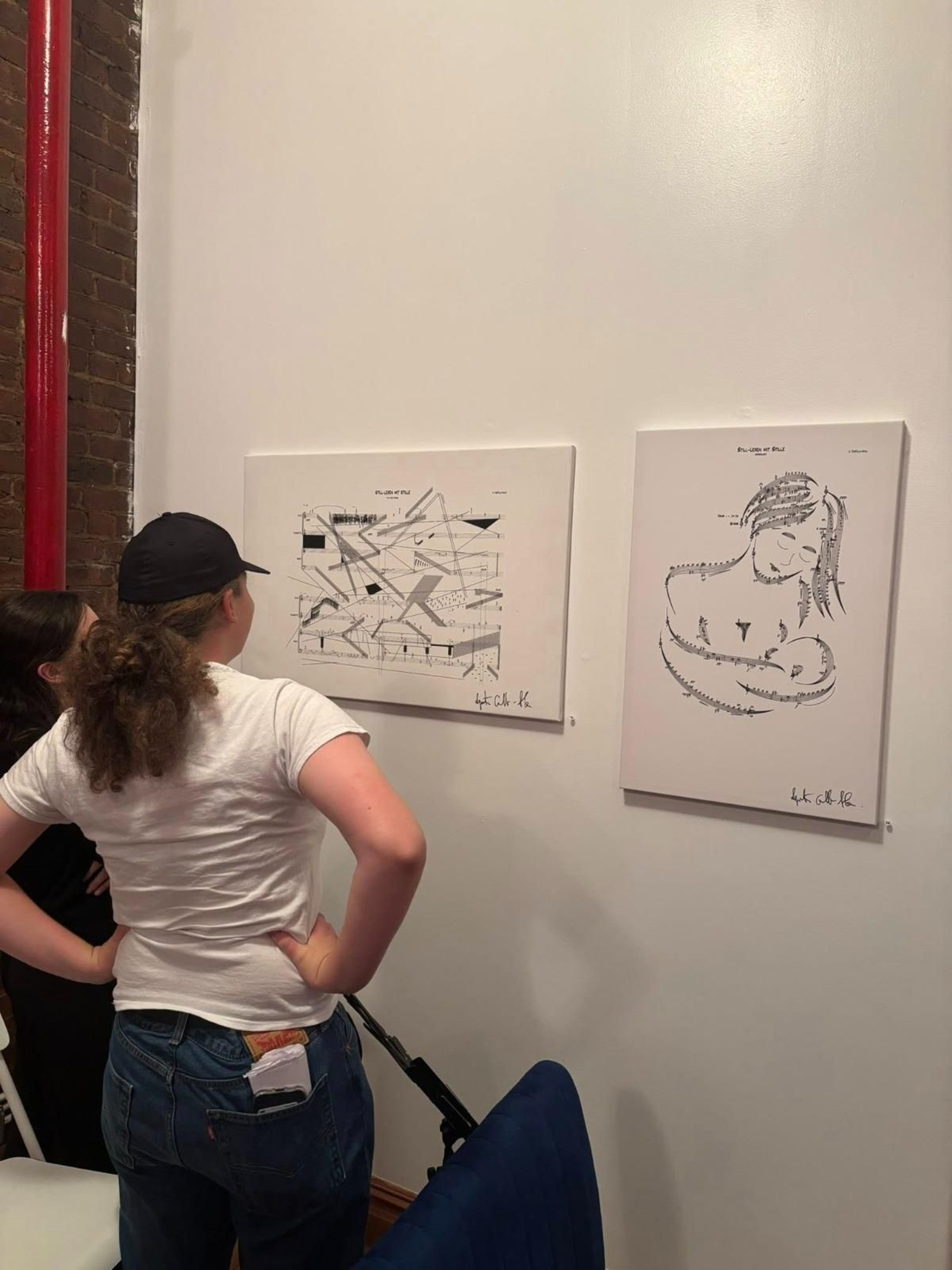 Público observa las obras de Castilla-Ávila en la muestra de Nueva York.