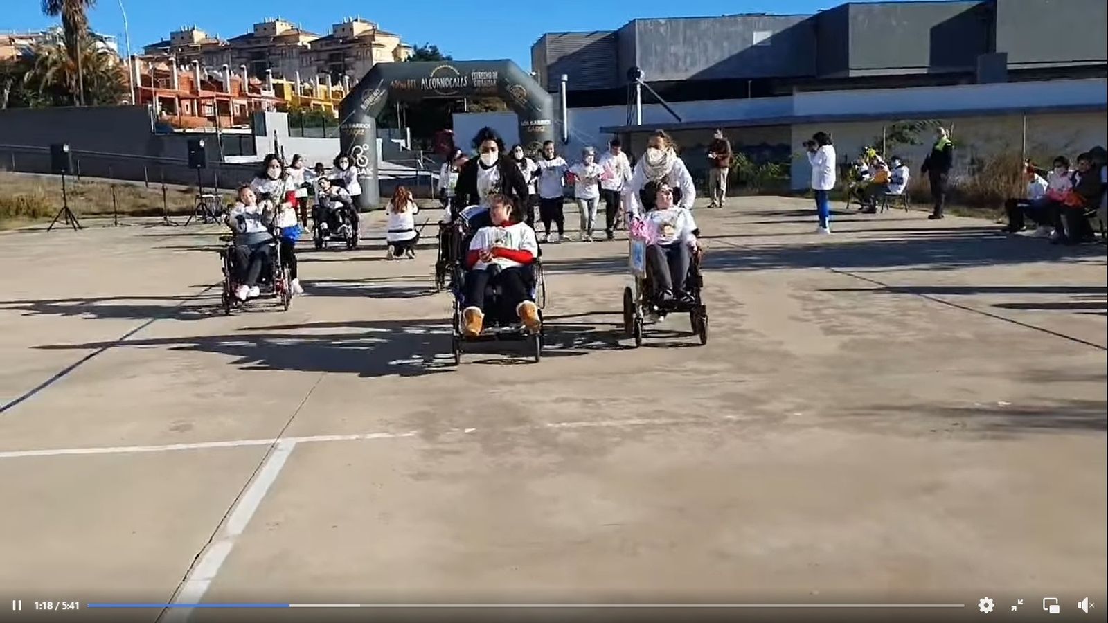 Una de las rondas de carrera solidaria en el CEE Virgen de la Esperanza, el pasado diciembre.