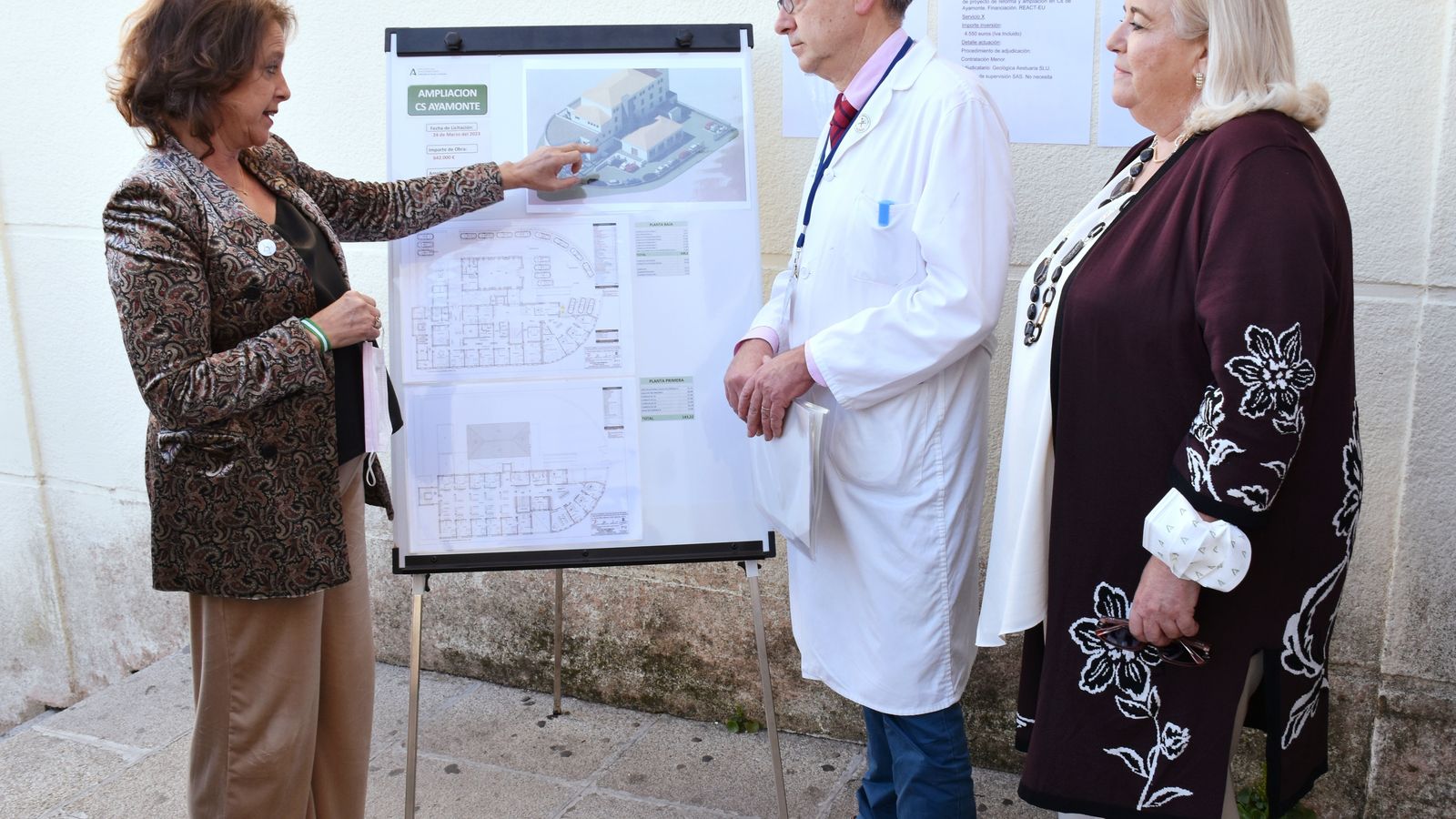 La consejera de Salud, Catalina García, conoce el proyecto de reforma del centro de salud.