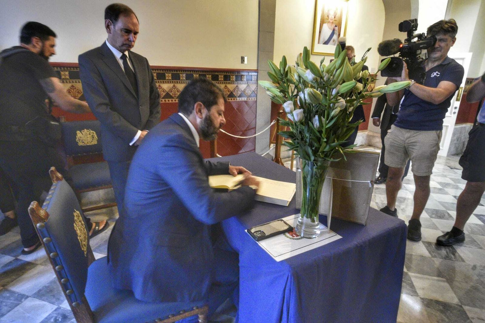 Picardo estampa su rúbrica en el libro de condolencias, este viernes