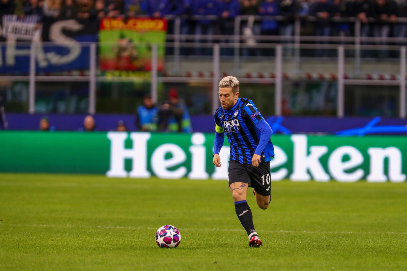 Papu Gómez, ante Wijnaldum en el Liverpool-Atalanta del pasado 25 de noviembre.