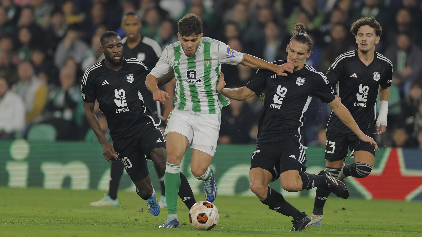 El marroquí Abde se marcha de varios jugadores del Aris Limassol.