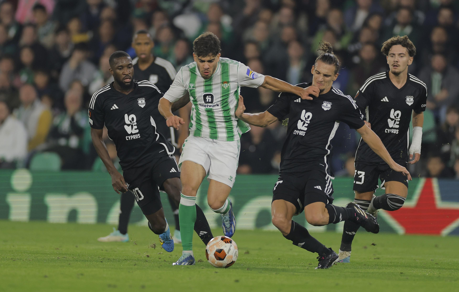 El marroquí Abde se marcha de varios jugadores del Aris Limassol.