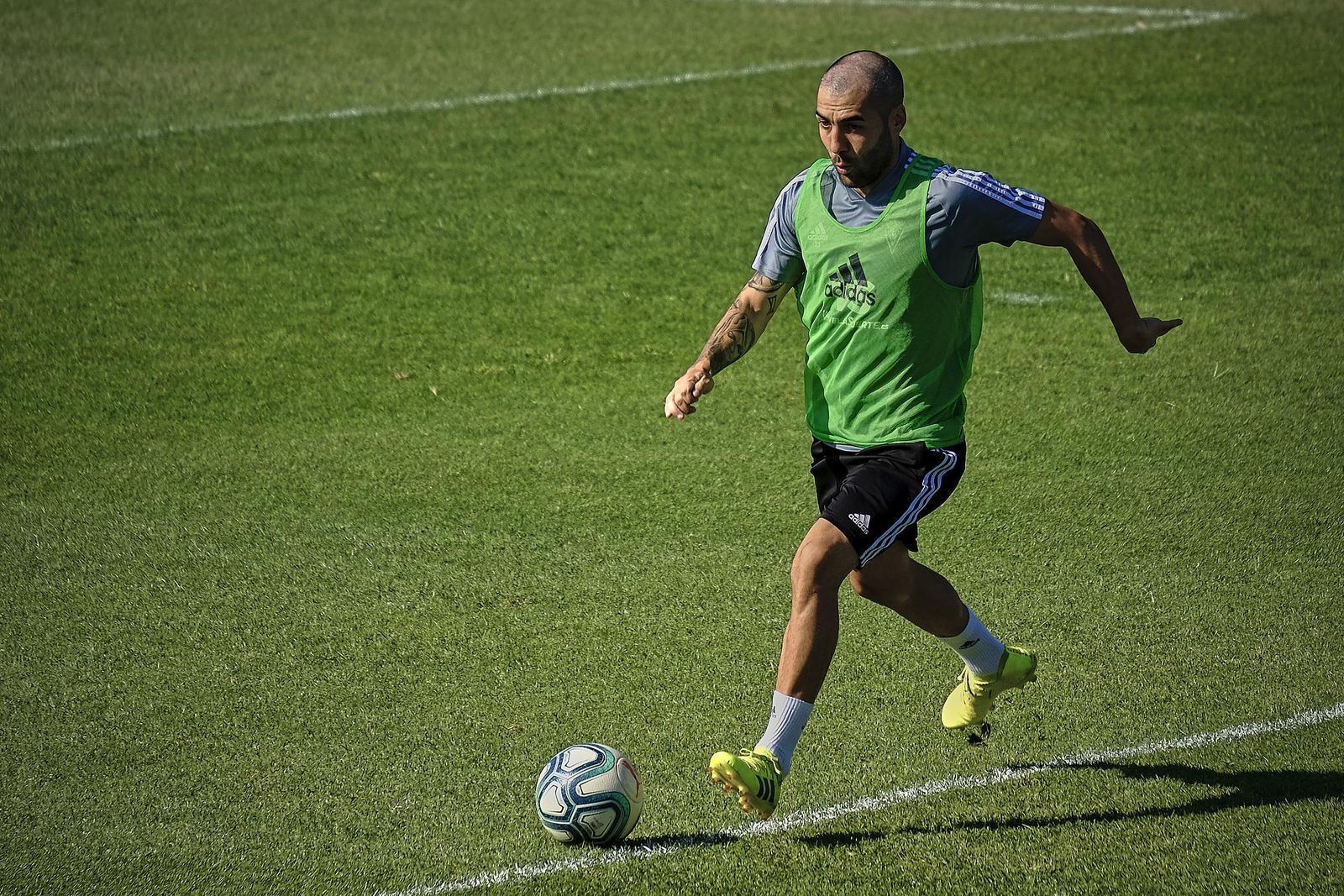 Alberto Perea conduce el balón.