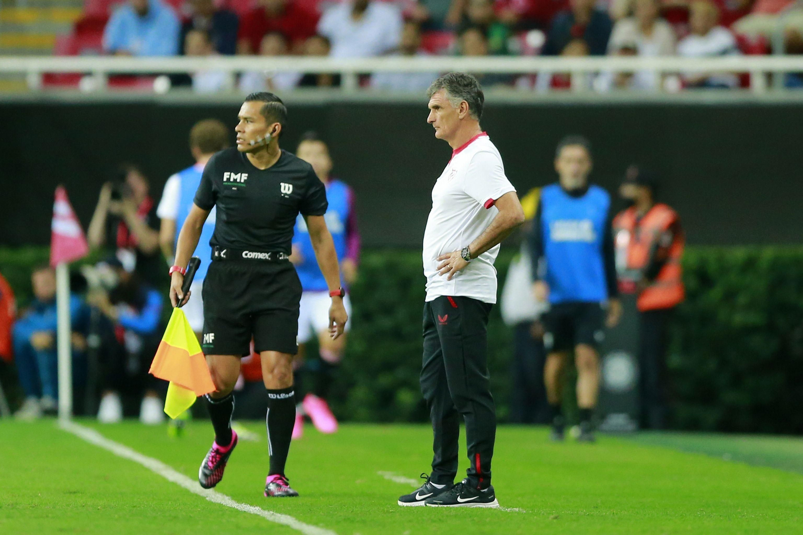 Mendilibar sigue el derbi en la banda del estadio Akron de Guadalajara.