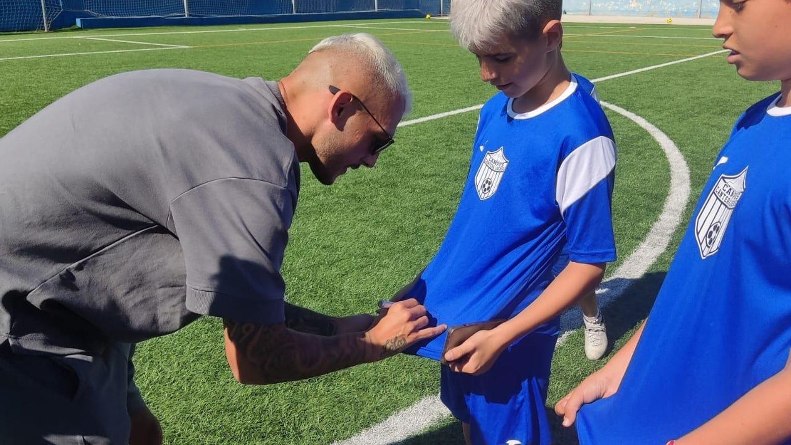 El atacante sanroqueño firma una camiseta, este miércoles, en La Línea