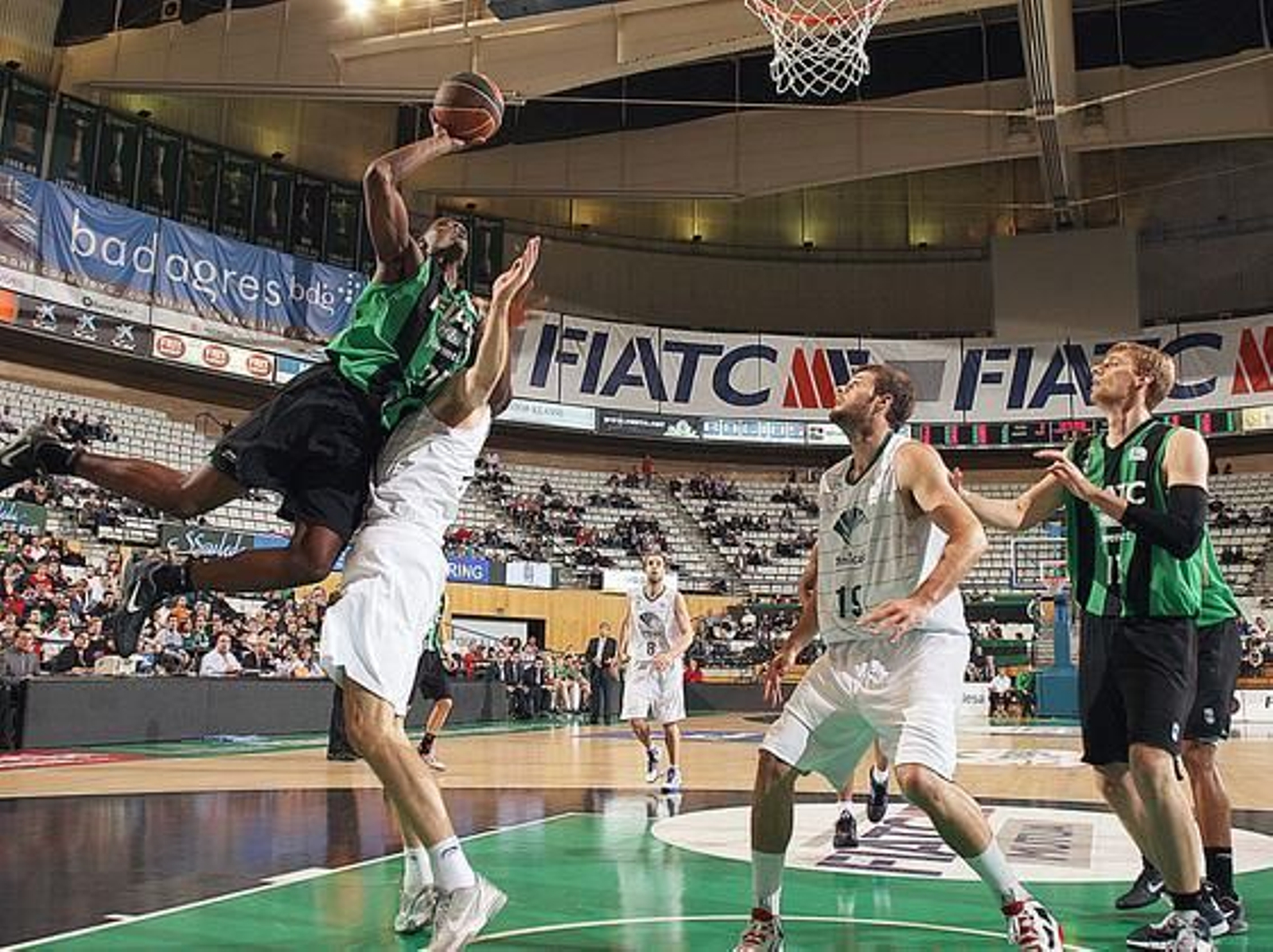 Encuentro entre el Joventut-Unicaja 

Foto: EFE / ACB
