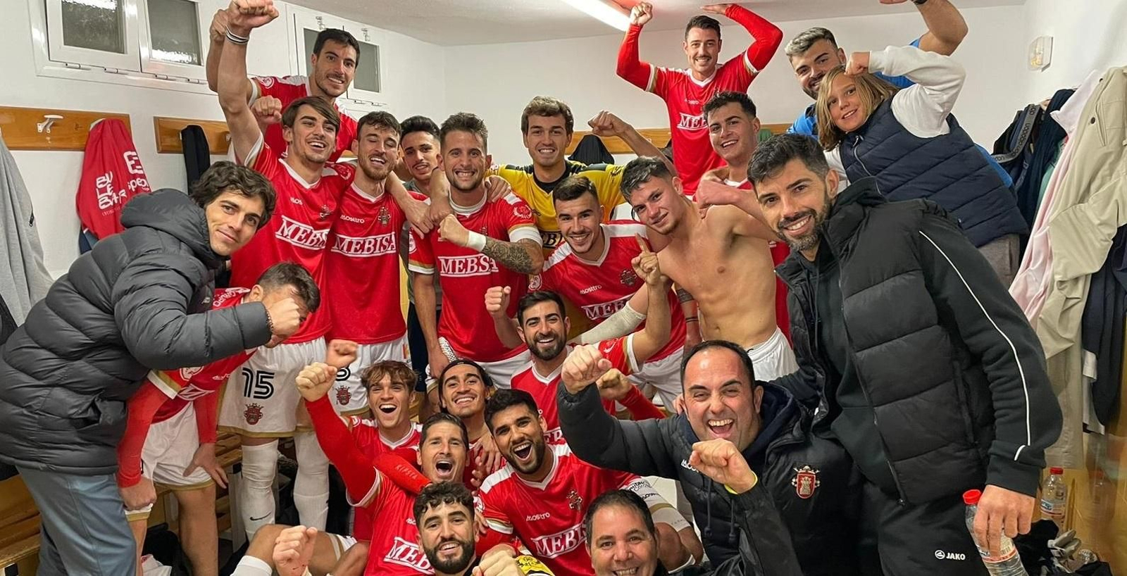 Los jugadores del Atlético Espeleño celebran su primer triunfo.