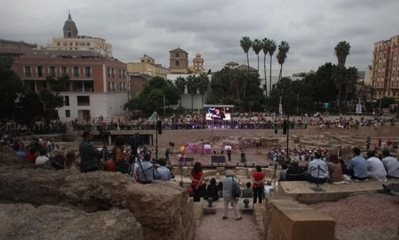Las gradas del coliseo estrenaron aforo ante unos 400 invitados a un acto simbólico como la guitarra de Daniel Casares y el predicado de Carlos Álvarez como reclamo

Foto: Sergio Camacho