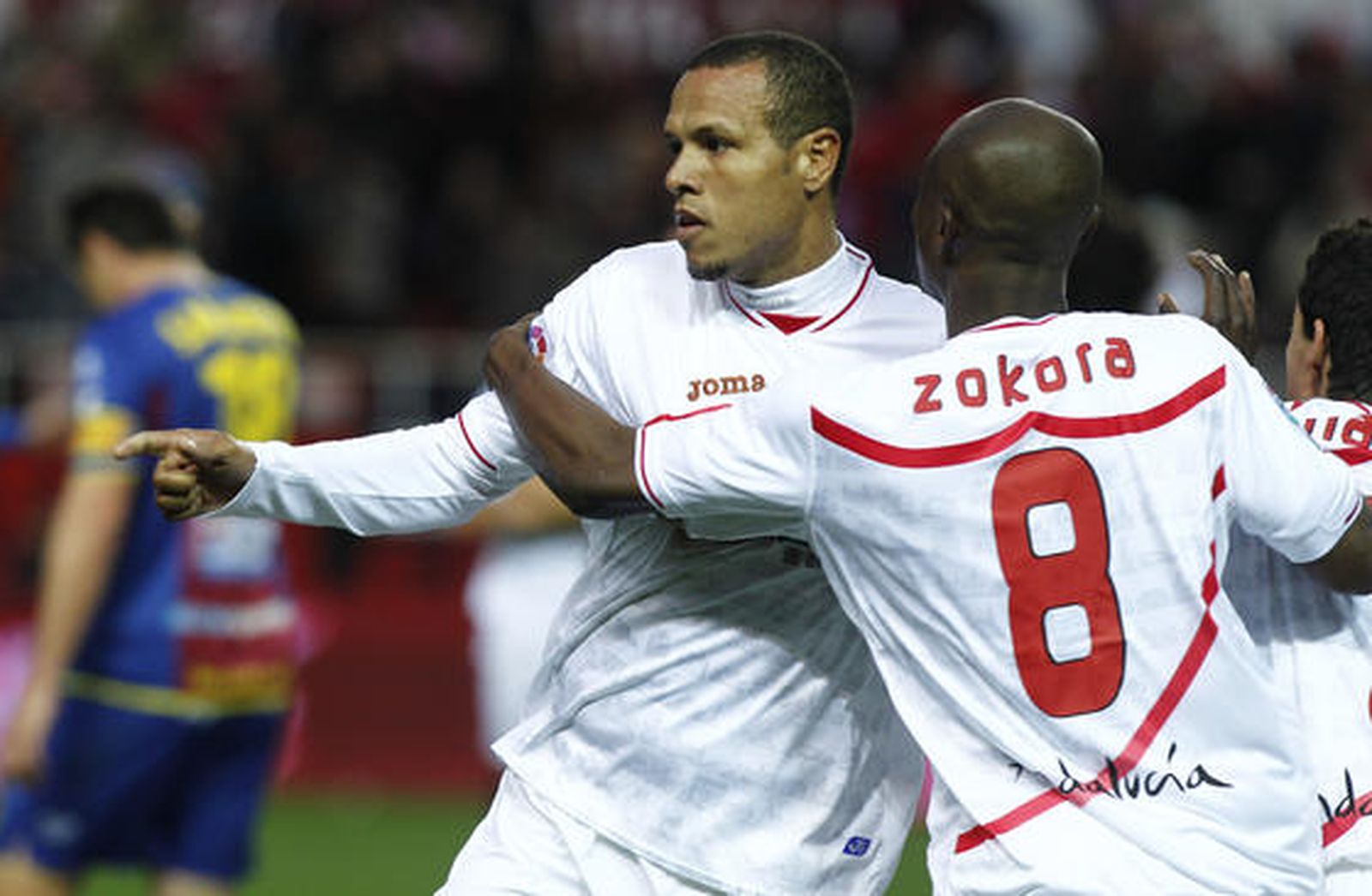 Tres goles de Luis Fabiano devuelven la alegría a los de Nervión en Liga.

Foto: Antonio Pizarro