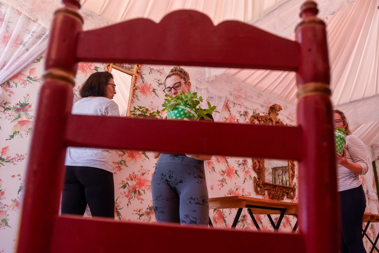 Imágenes de los últimos preparativos de la Feria de Sevilla 2024