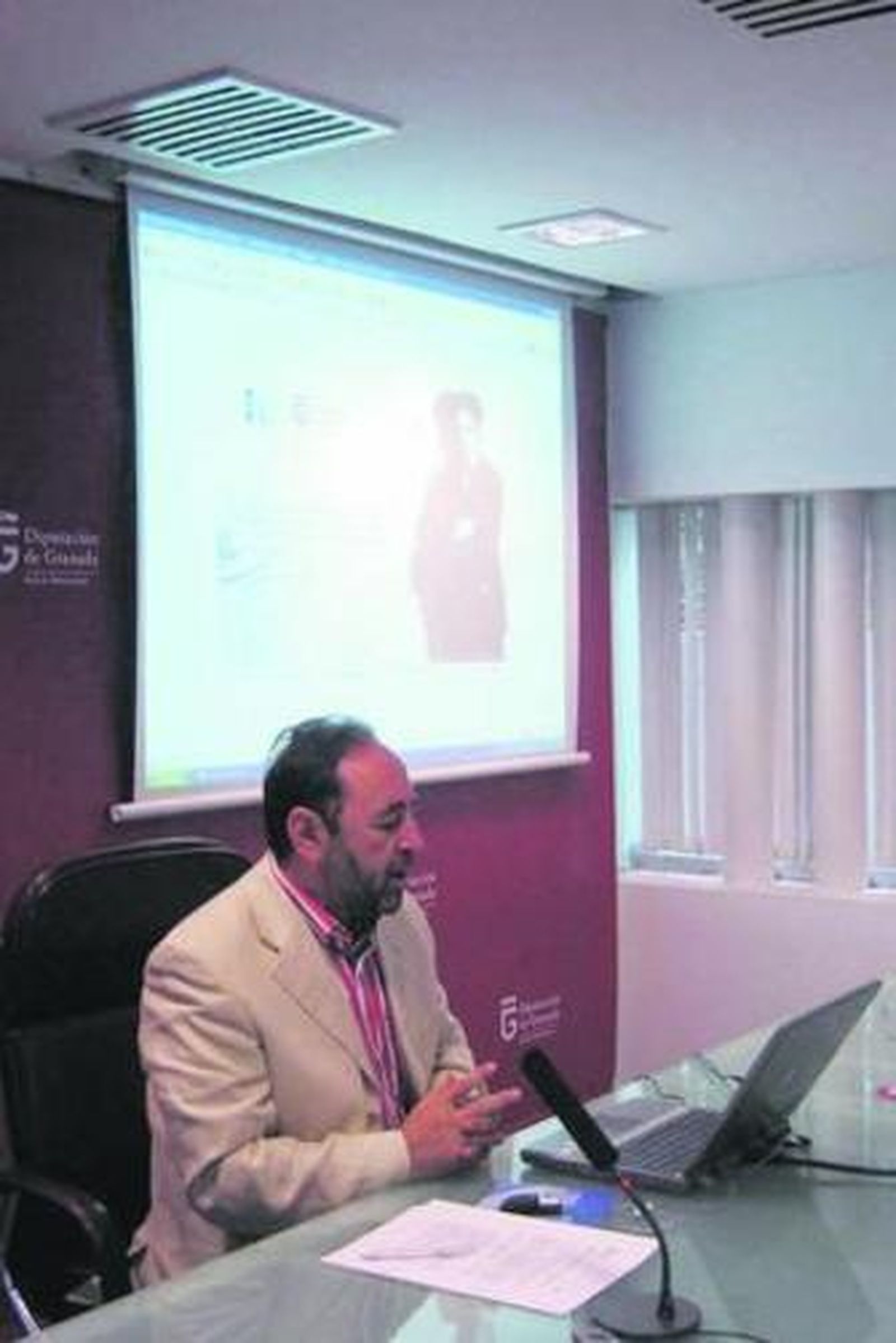 Alfonso Alcalá, durante la presentación de la nueva web.