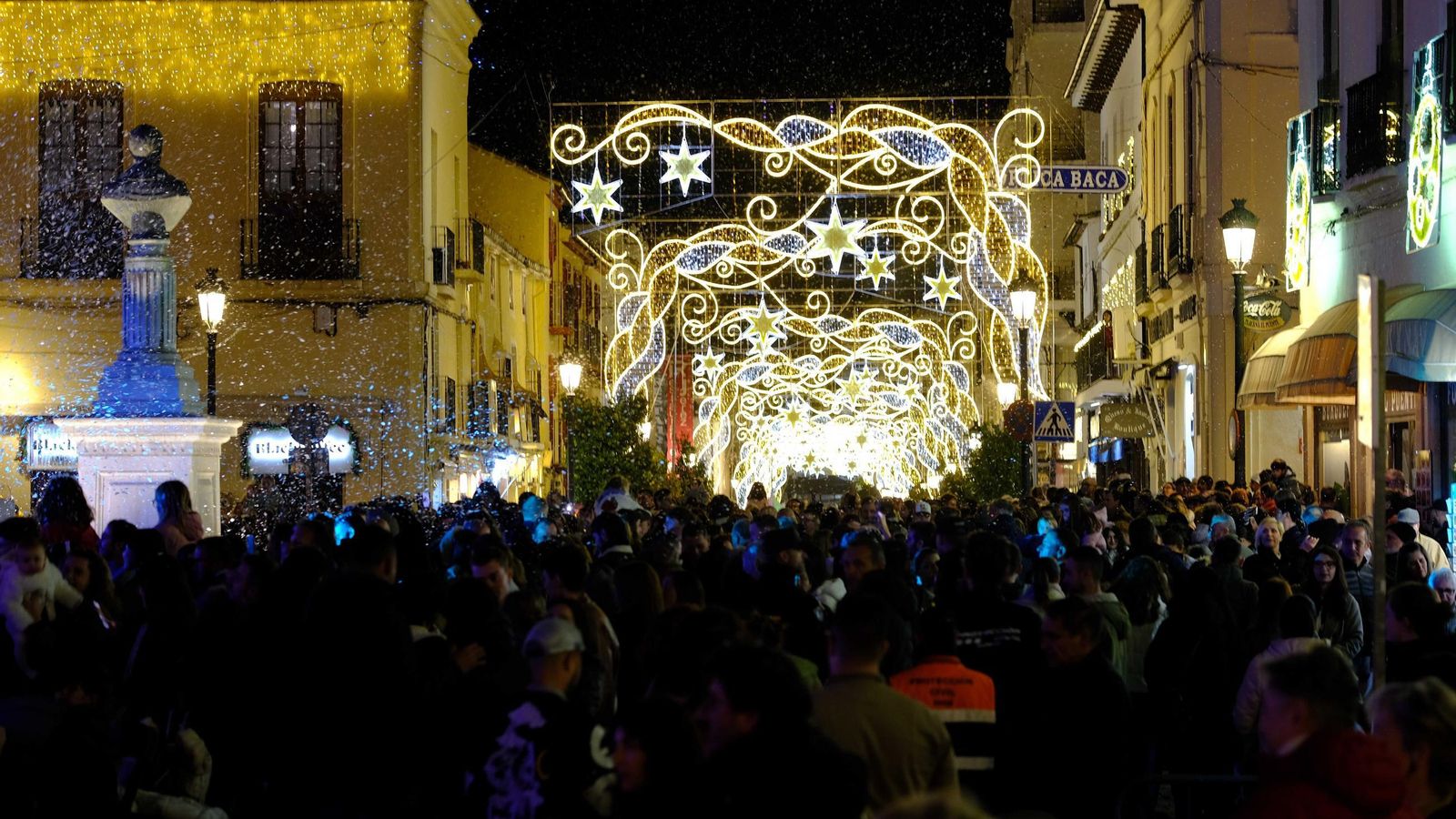 Miles de personas asistiendo al arranque oficial de la Navidad.