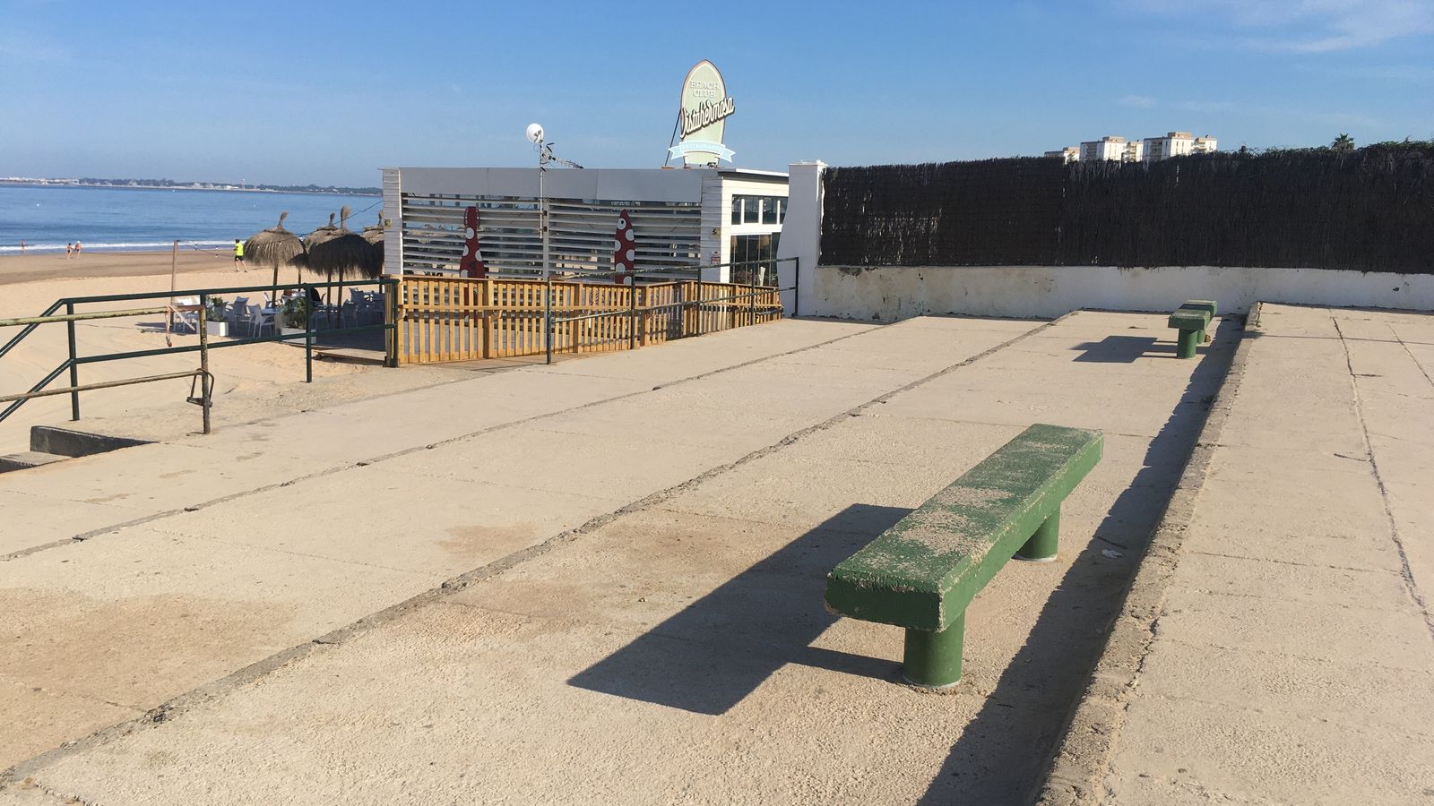 La bajada de la calle Clipper mantiene los escalones pese a la rampa de acceso al chiringuito y a la playa instalada por el Ayuntamiento.