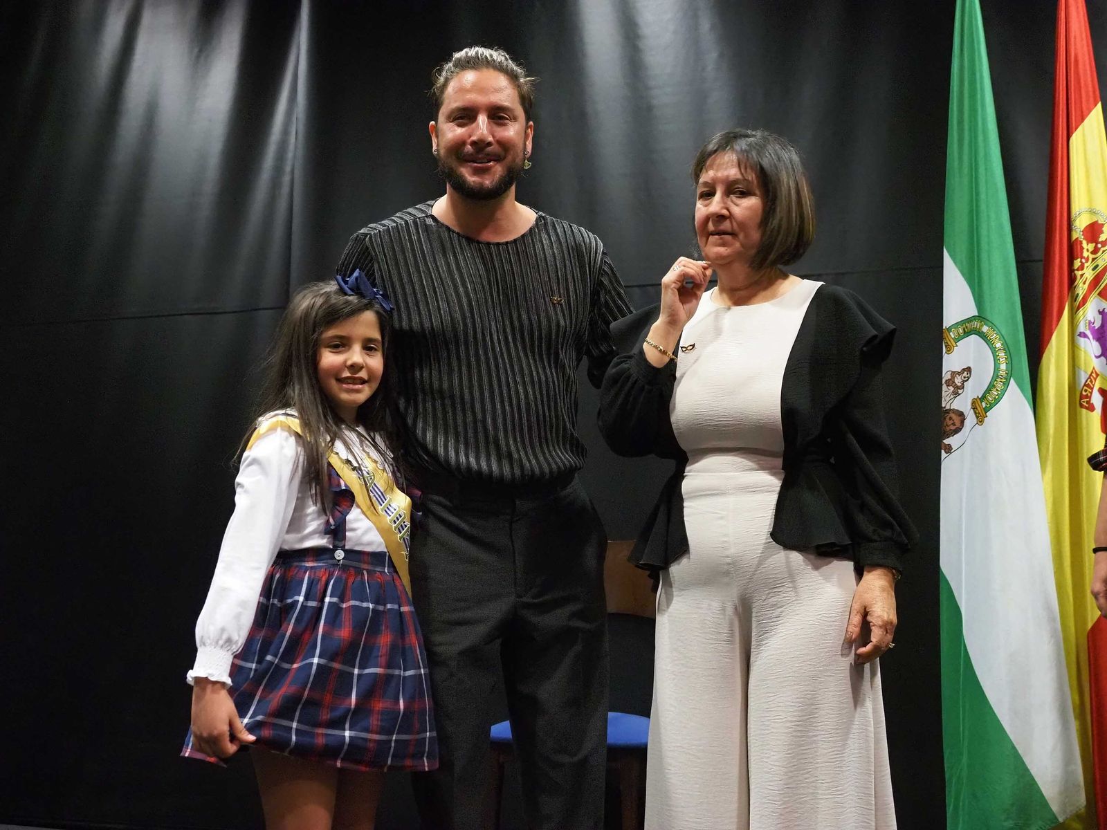 Manuel Carrasco regresa a su Isla Cristina para recibir el Galardón de la Peña Pasacalles, en imágenes