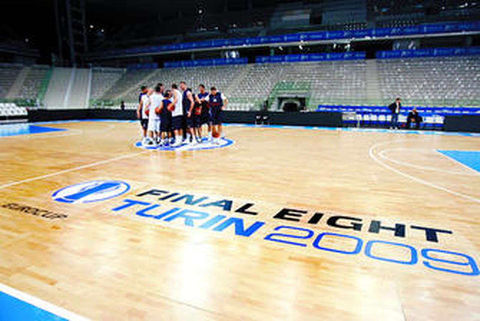Los jugadores del Hemofarm, ayer, sobre el parqué del Palasport de Turín.