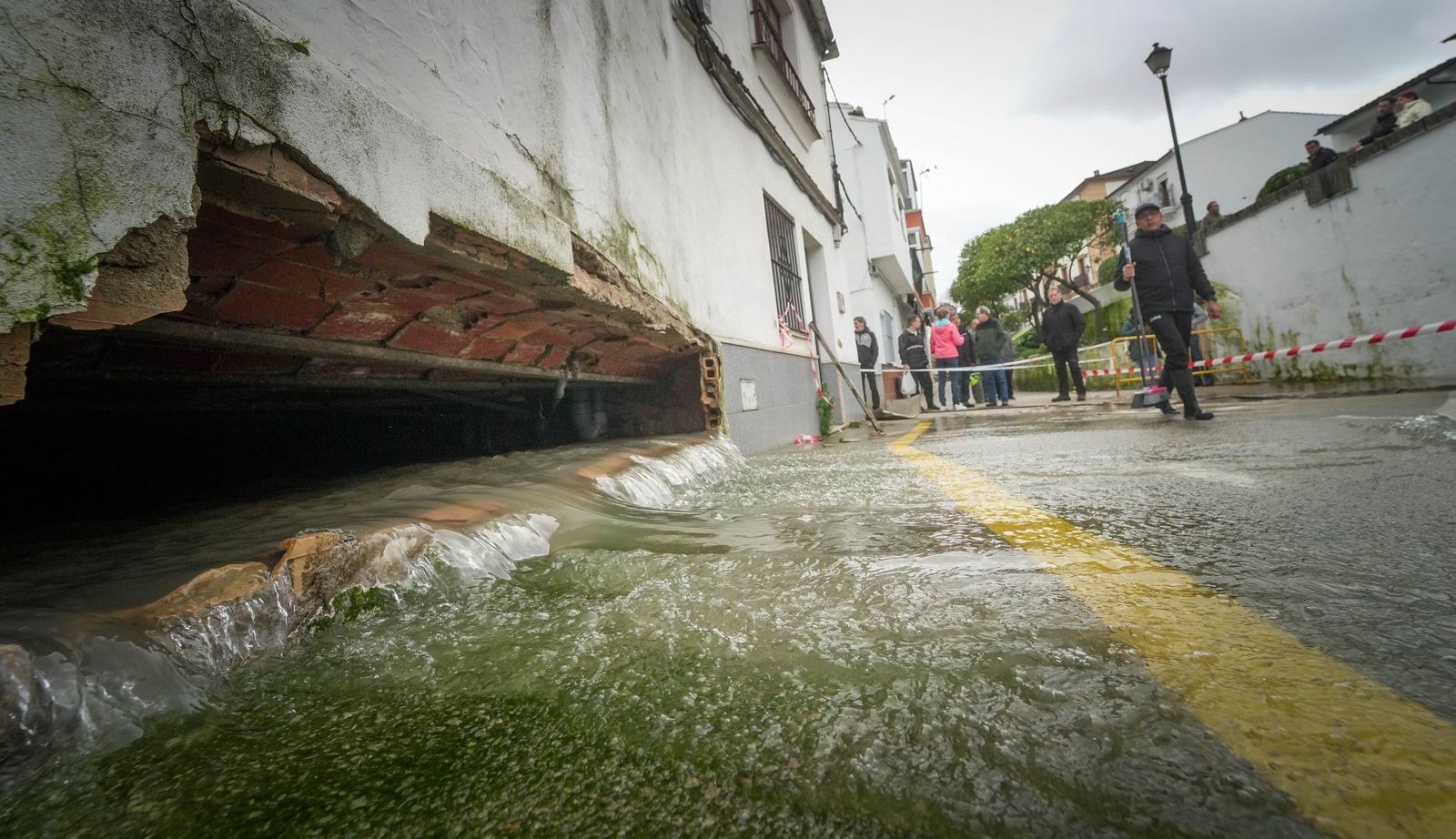 Imágenes de los torrentes de agua por las calles de Ubrique