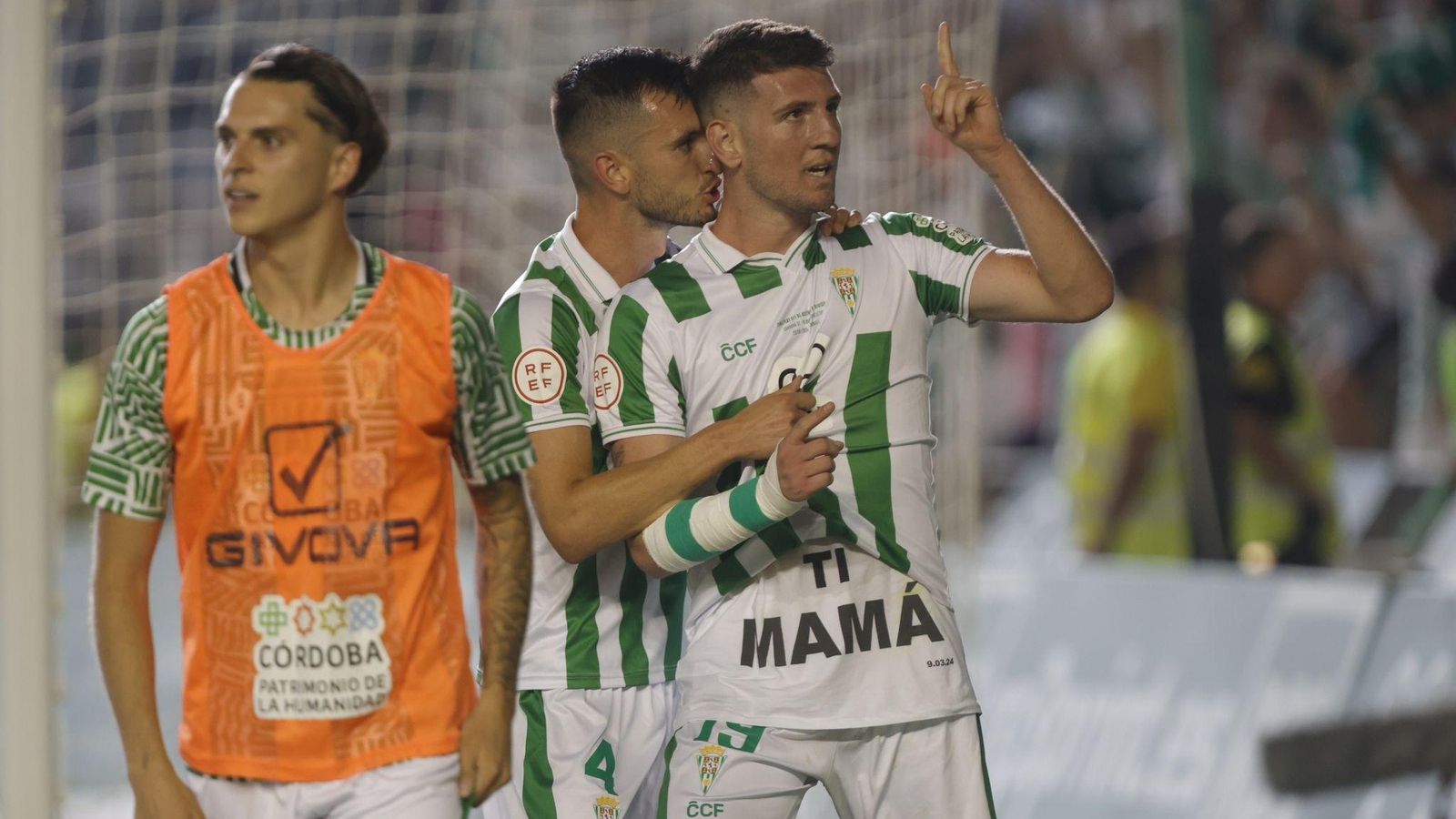 Alberto Toril celebra uno de sus dos goles anotados en el encuentro de vuelta de la final del play off de ascenso.