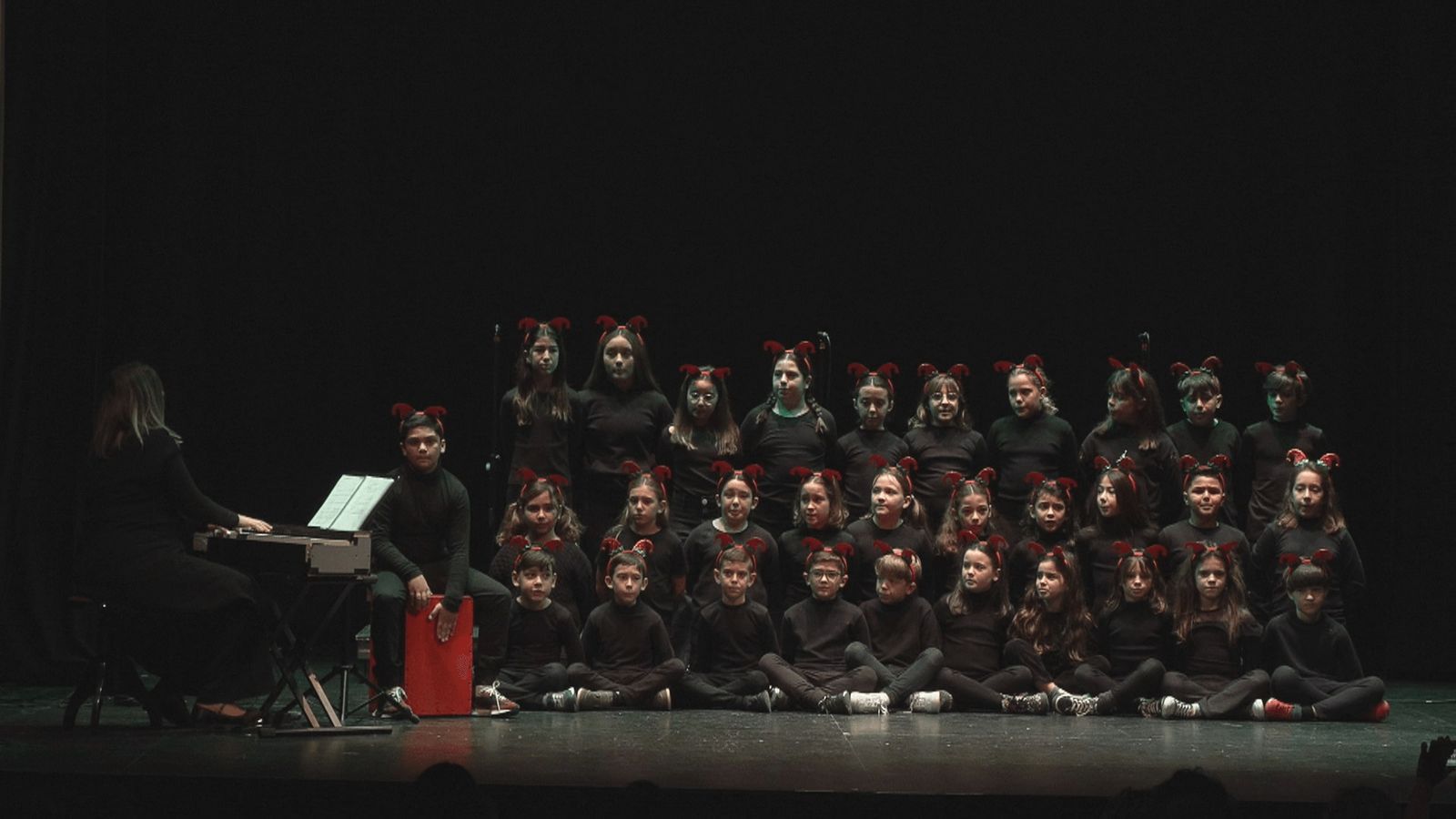 Los más pequeños disfrutaron de una mañana muy navideña en el Teatro Apolo con sus villancicos.