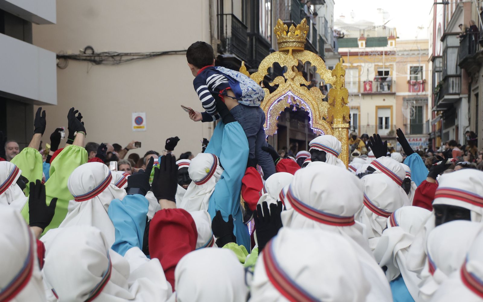 Las imágenes del Heraldo Real por las calles de Sevilla