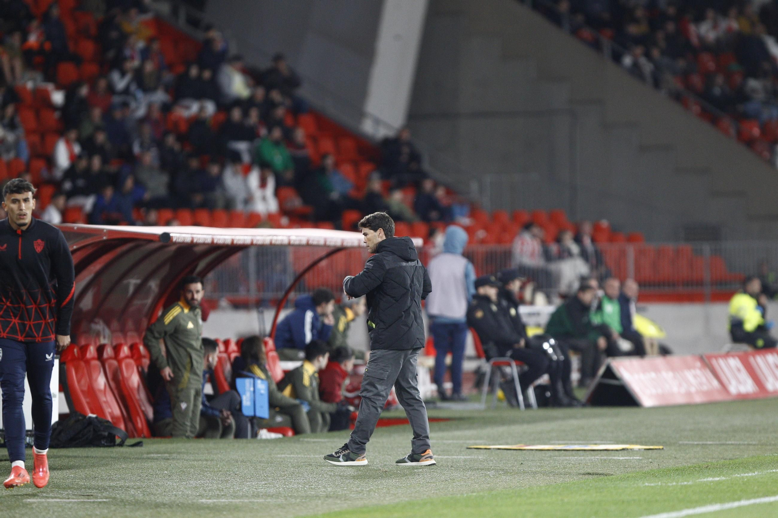 La U.D. Almería se impone por 1-0 al C.D. Mirandés y alcanza la segunda plaza, en imágenes