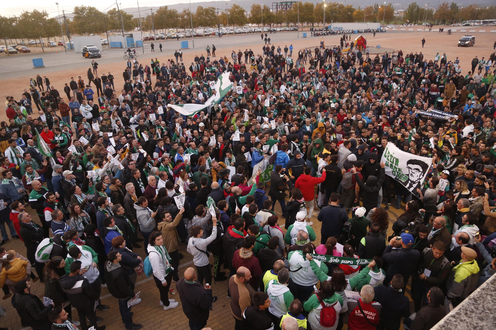 La afición del Córdoba recibe a sus jugadores y clama contra Jesús León