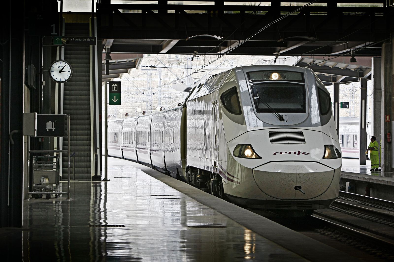 Un tren Alvia llegando a la estación de Cádiz.